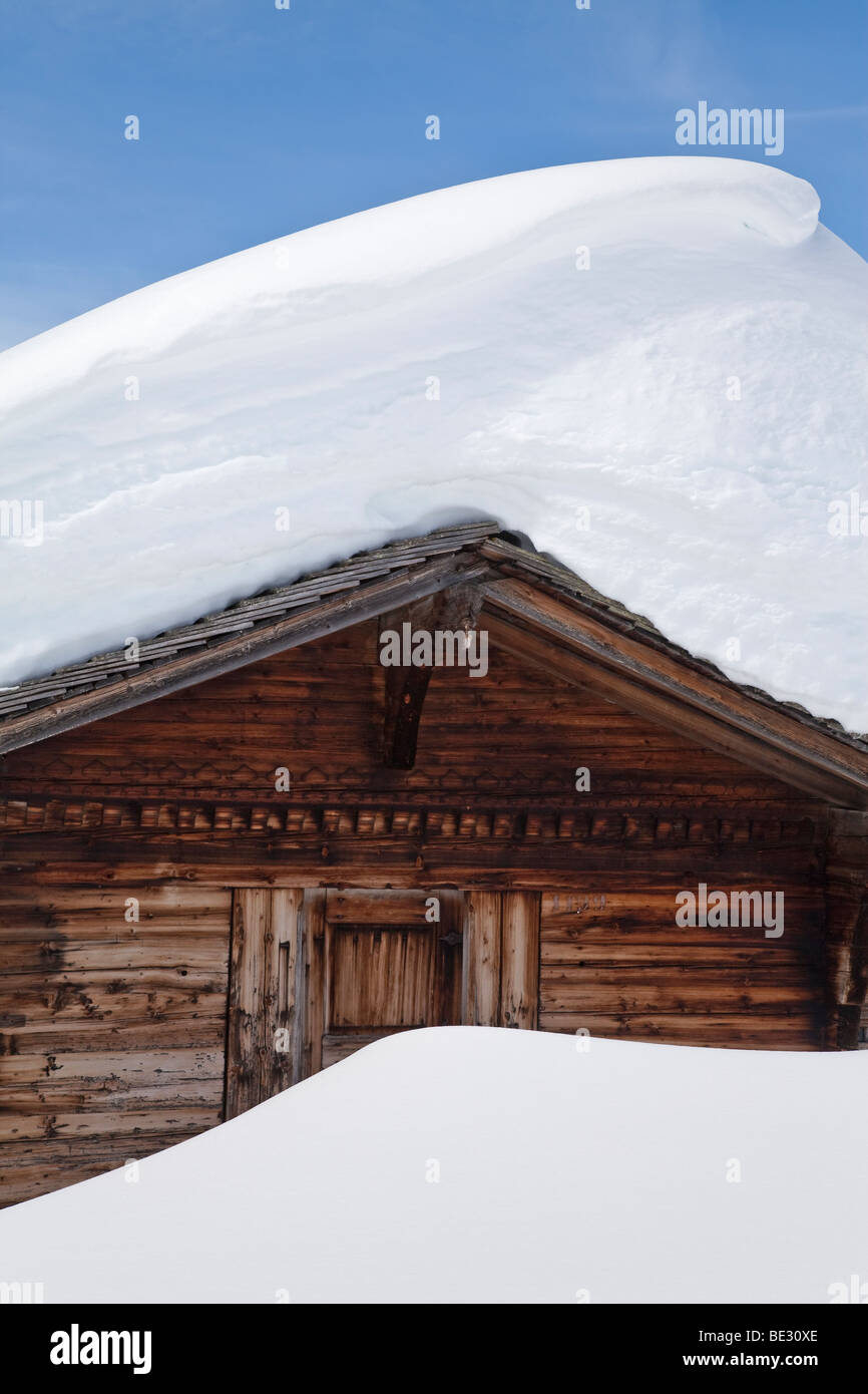 La profundidad de la nieve en el techo del edificio, Grindelwald, la región de Jungfrau, en el Oberland bernés en Alpes Suizos, Suiza Foto de stock