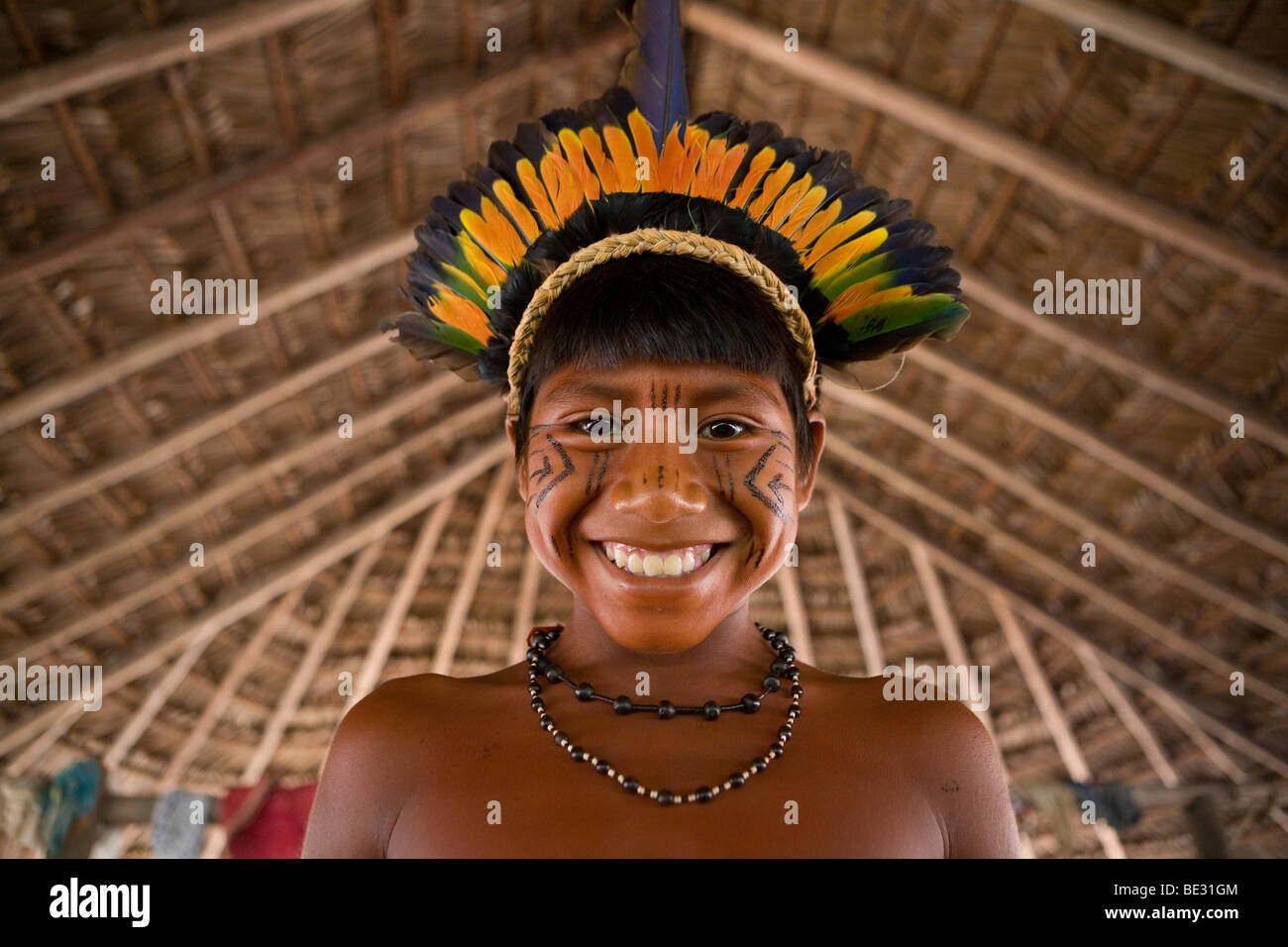 Los niños indios de Xingu ir a la escuela construida en la aldea por el  ministerio de educación. Es tradición ir en traditiona Fotografía de stock  - Alamy
