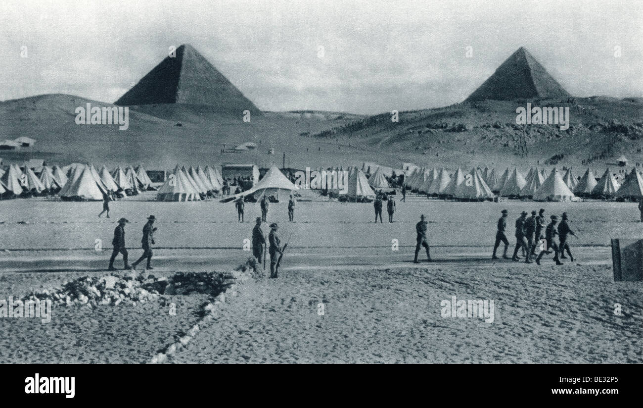 Las tropas australianas acampado delante de las pirámides en Egipto durante la I Guerra Mundial. Foto de stock