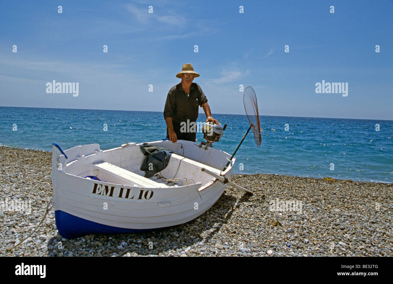 Pescador y barco sobre la playa, Almuñecar, Andalucía, España, Europa Foto de stock