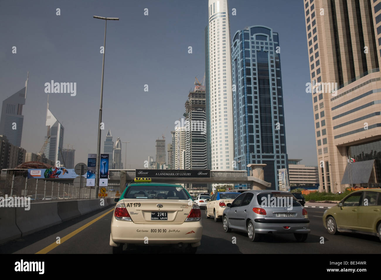 Shaikh Zayed raod edificios altos de tráfico eau Foto de stock
