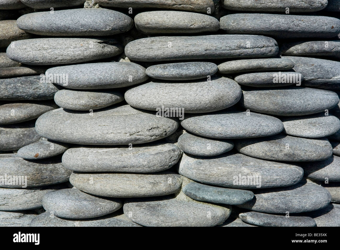 Stone wall rounded stones fotografías e imágenes de alta resolución - Alamy