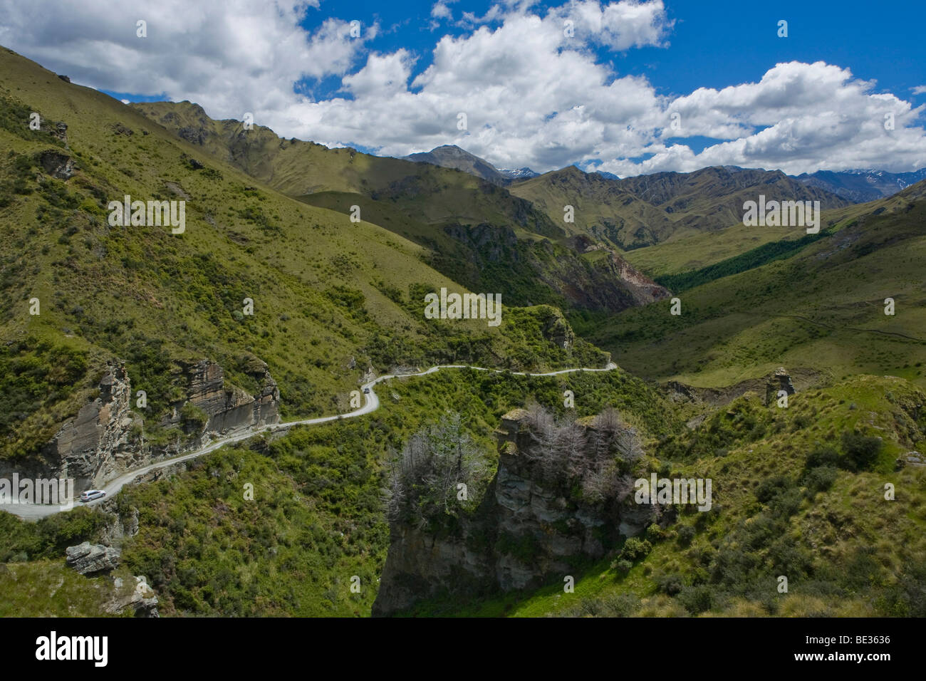 Sinuoso camino de tierra en la verde Skippers Canyon, Queenstown, Isla del Sur, Nueva Zelanda Foto de stock
