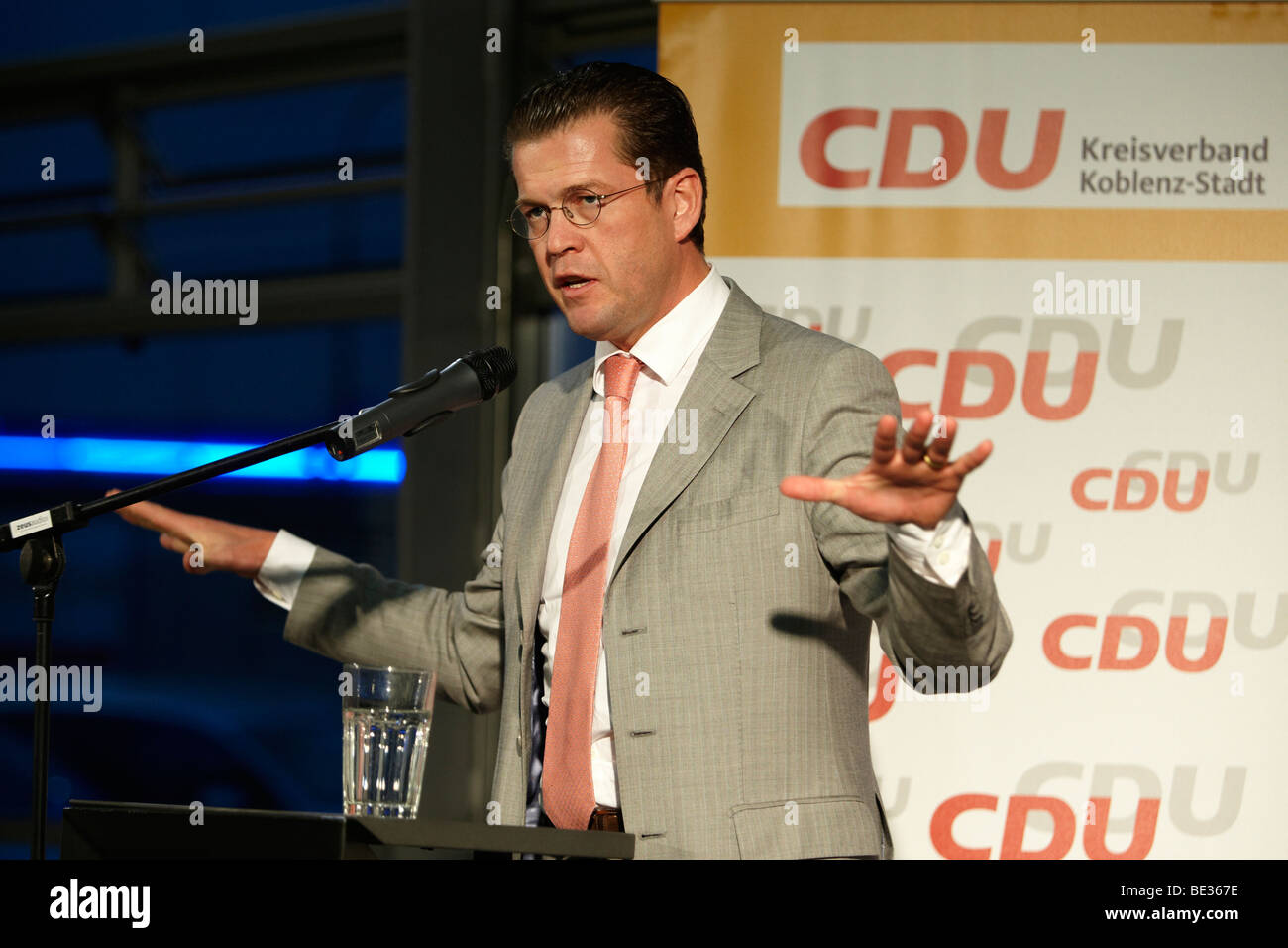 Ministro Federal de Economía alemán Dr. Karl-Theodor zu Guttenberg, CSU, en una campaña de aparición en Koblenz, Rhineland-Palatinat Foto de stock