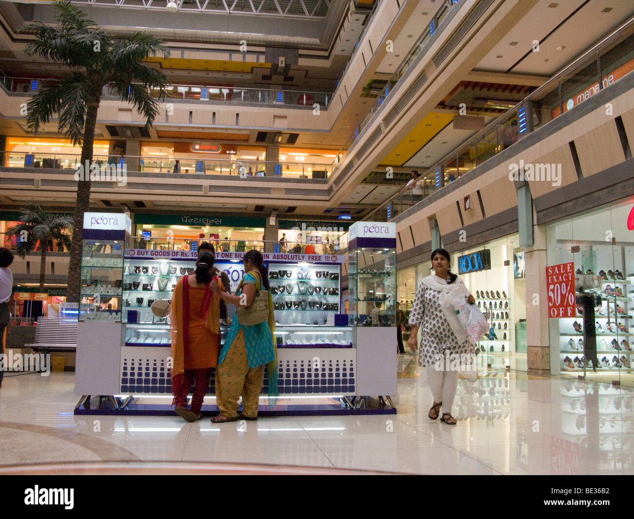 Las mujeres indias de compras en el centro comercial Iscon / shopping mall,  en Surat, en Gujarat. La India Fotografía de stock - Alamy