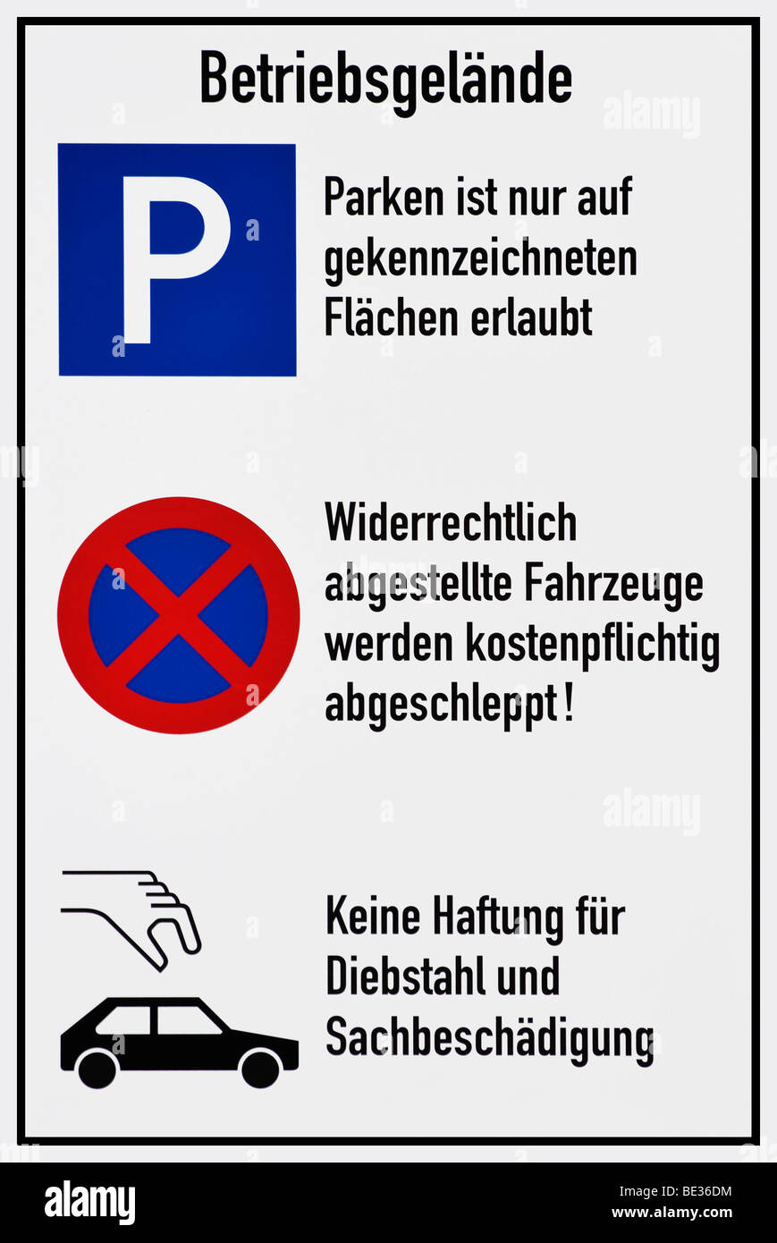 Firmar, el aparcamiento sólo está permitido en los lugares marcados, vehículos estacionados ilegalmente será remolcada con un canon, ninguna responsabilidad para t Foto de stock
