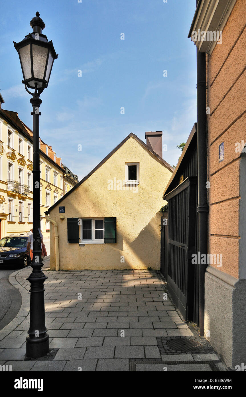Werneckstrasse, pequeña casa de la calle y las luces de la calle, Schwabing, Munich, Baviera, Alemania, Europa Foto de stock