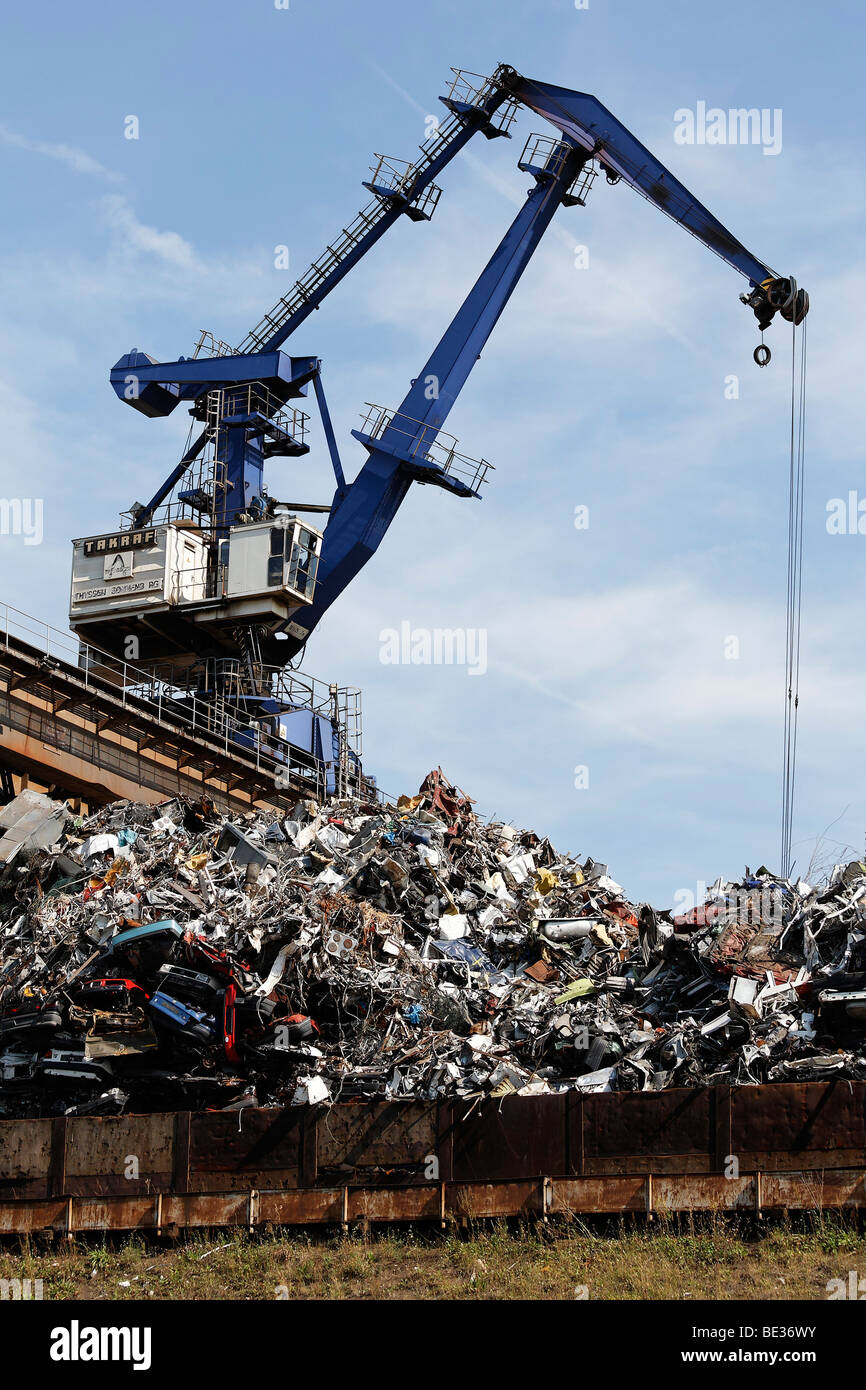 Gran grúa manipulación de chatarra para reciclaje de chatarra, isla, puerto interior, Duisburg-Ruhrort DuisPort, Norte Rhine-West Foto de stock