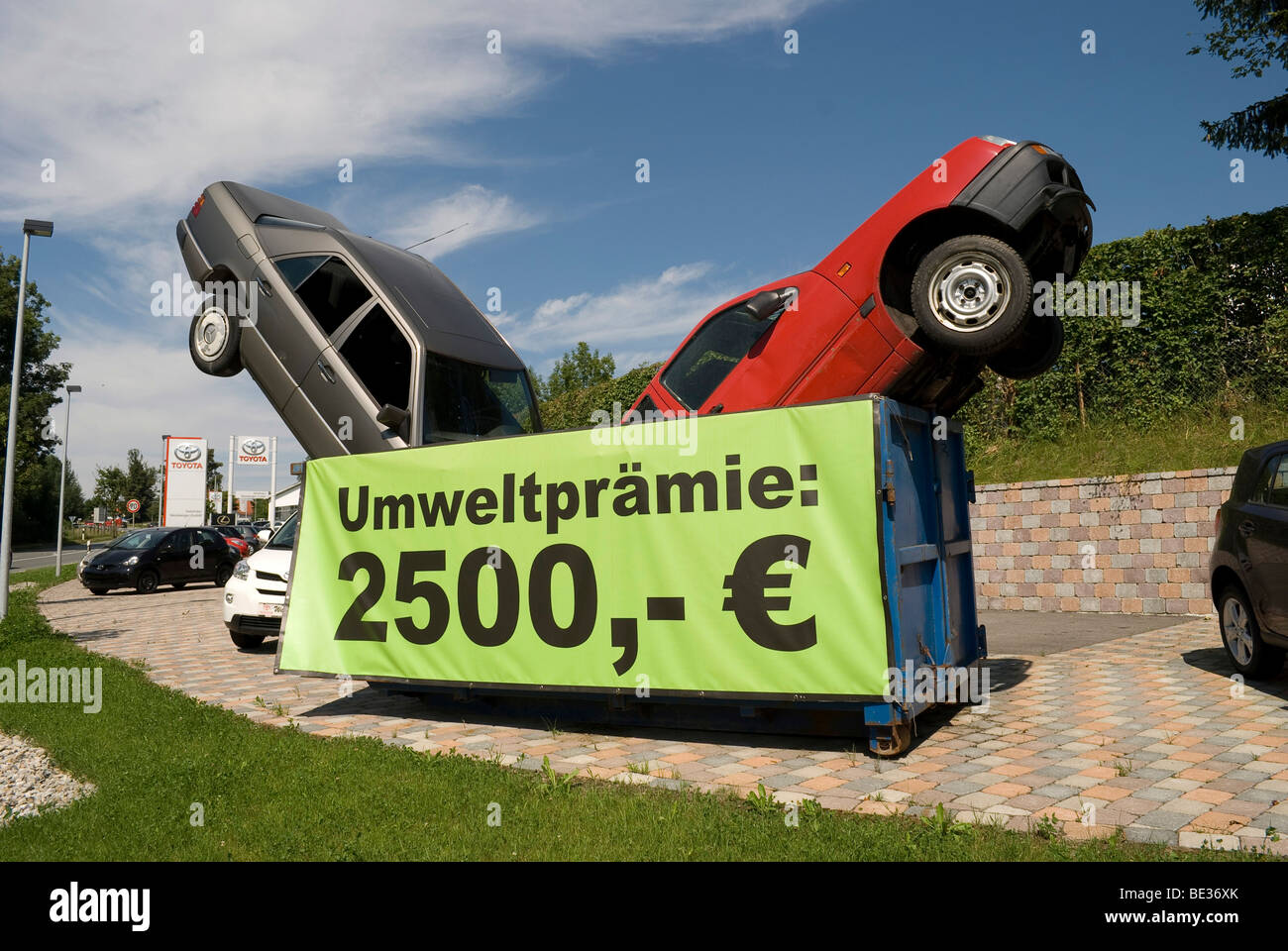 Decoración de un concesionario de automóviles para el coche-chatarra bonus en Baviera, Alemania, Europa Foto de stock