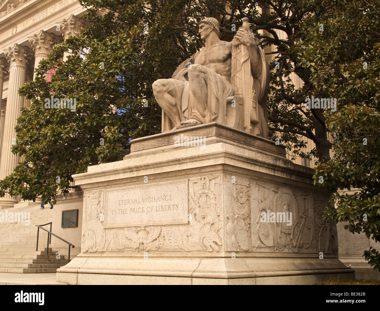 La tutela una estatua en los Archivos Nacionales de Estados Unidos. Foto de stock