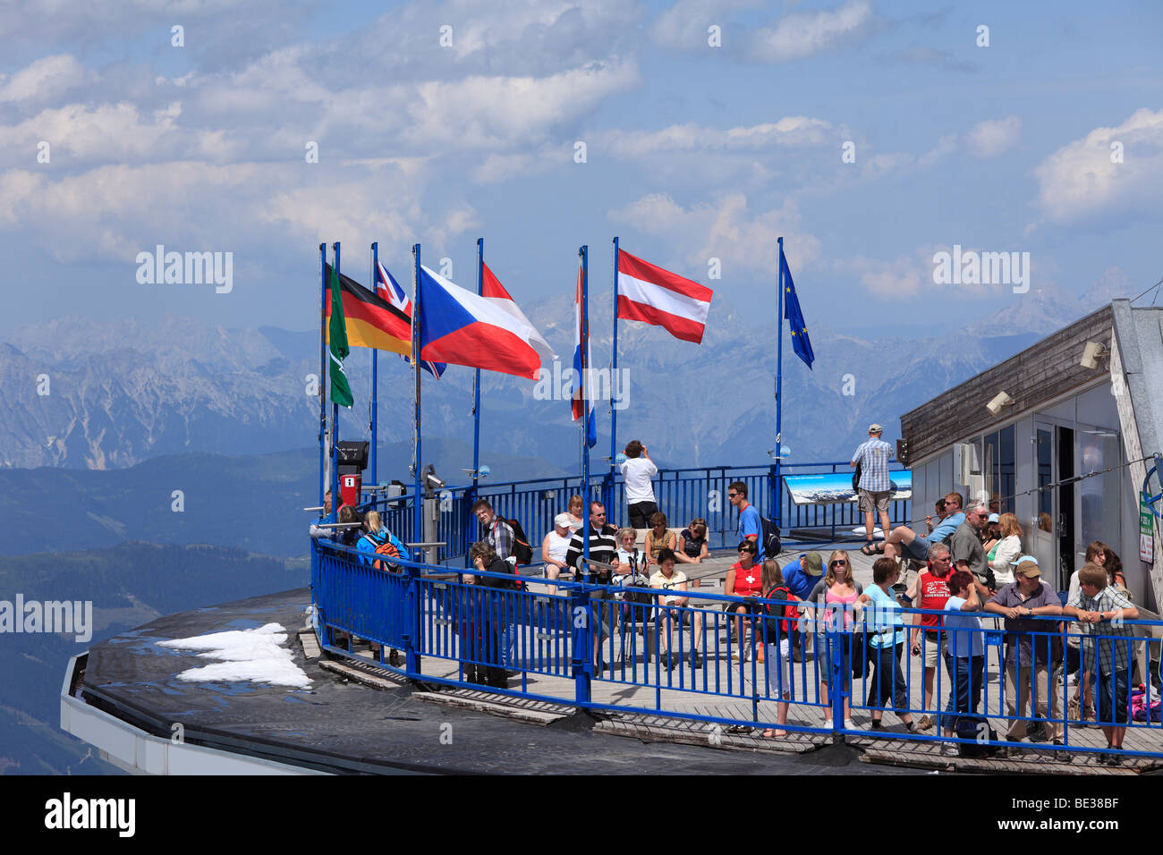 Plataforma de visualización, cumbre de la estación del teleférico a la montaña Kitzsteinhorn, Hohe Tauern, estado federal de Salzburgo, Austria, UE Foto de stock