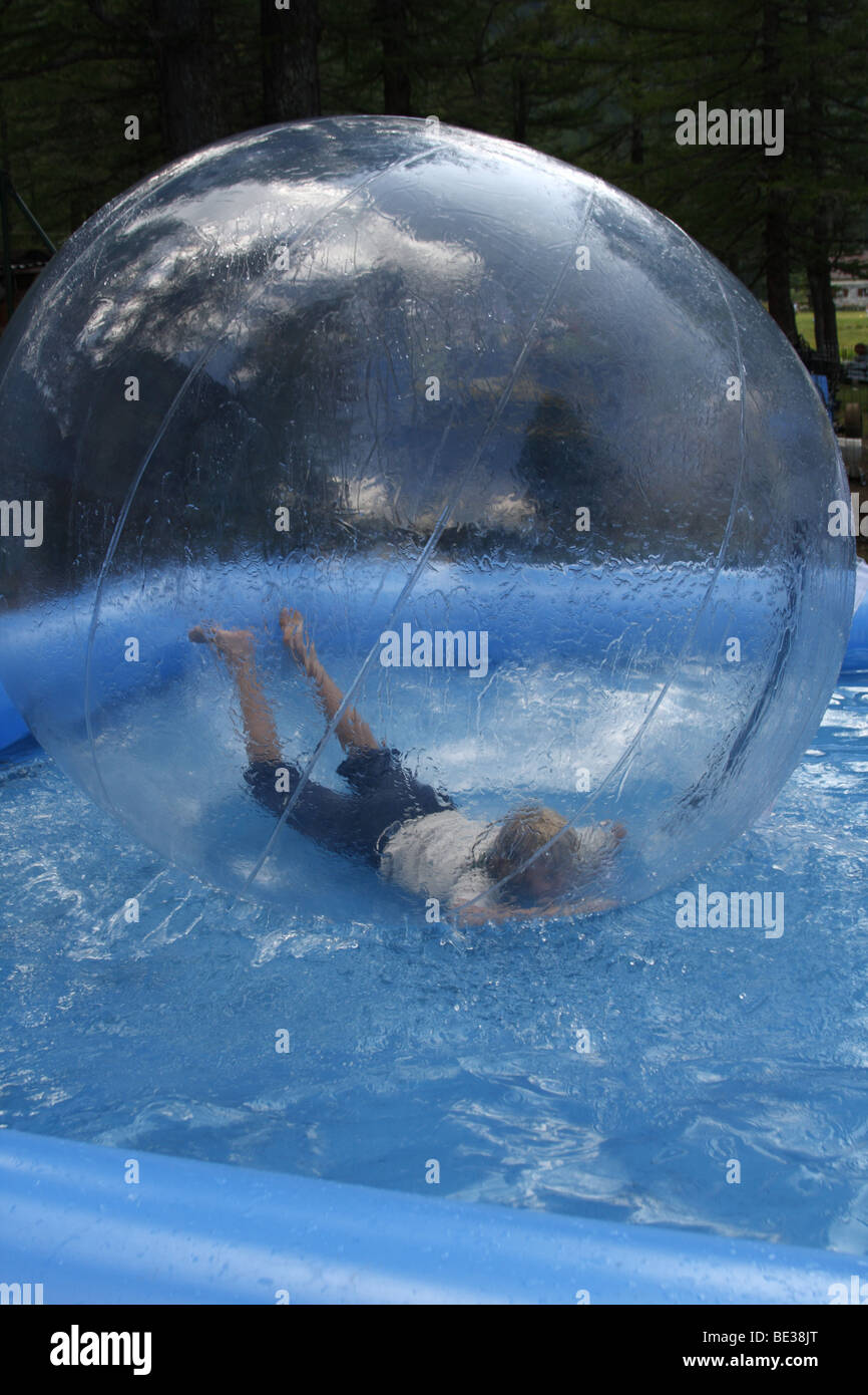 Niño jugando una burbuja gigante Fotografía de - Alamy
