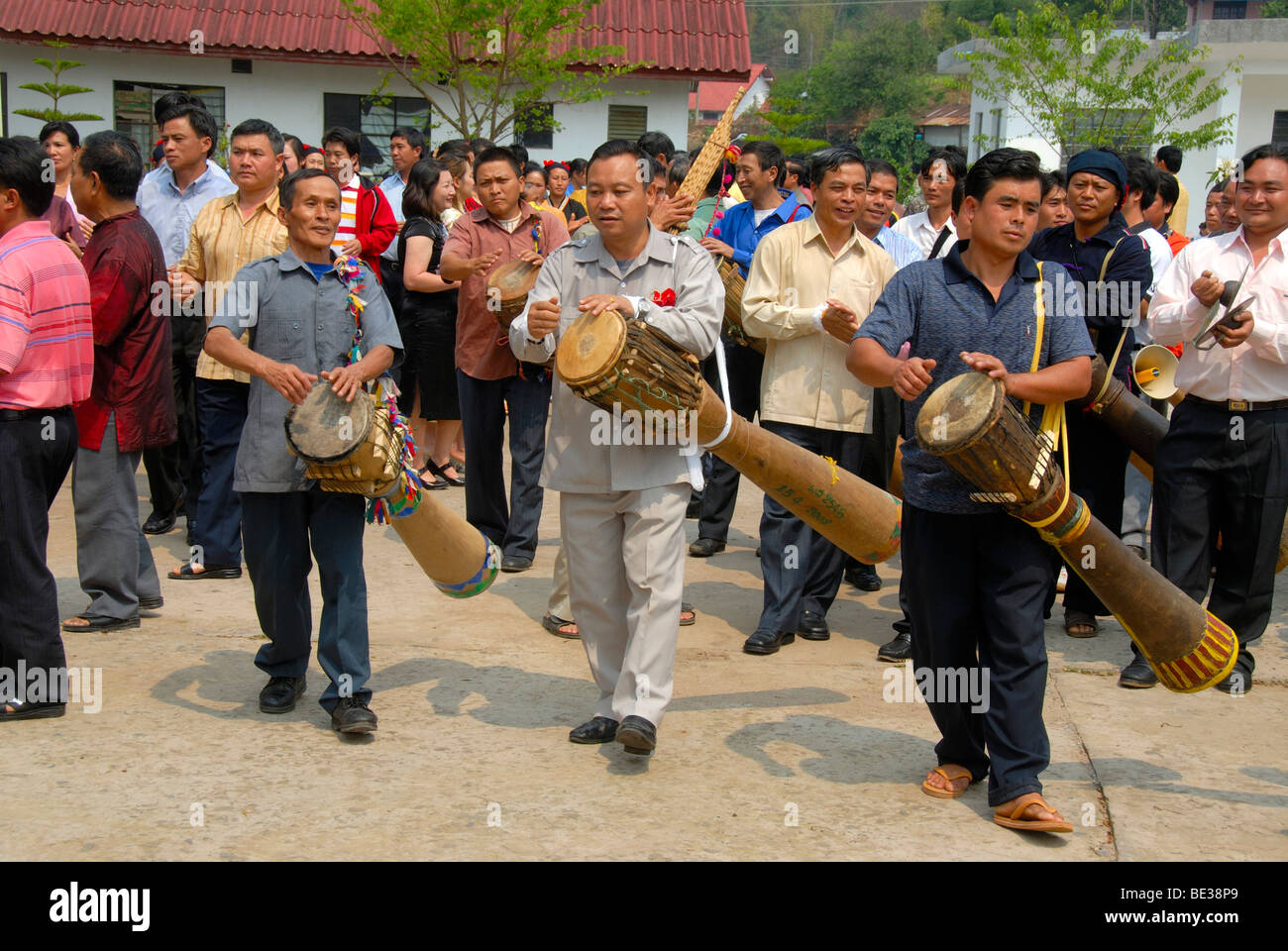 La etnología, Phunoi hombres y músicos tocando música de tambores, Pi Mai Lao, la fiesta de Año Nuevo, la ciudad de Phongsali, Phongsali Provinc Foto de stock