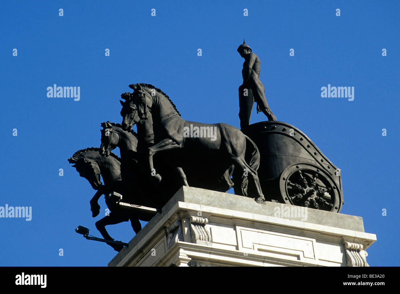 Quadriga, neo-clásica escultura sobre un edificio de banco, Banco de Bilbao-Vizcaya Argentaria, BBVA, Calle Sevilla, Calle de Alcalá Foto de stock