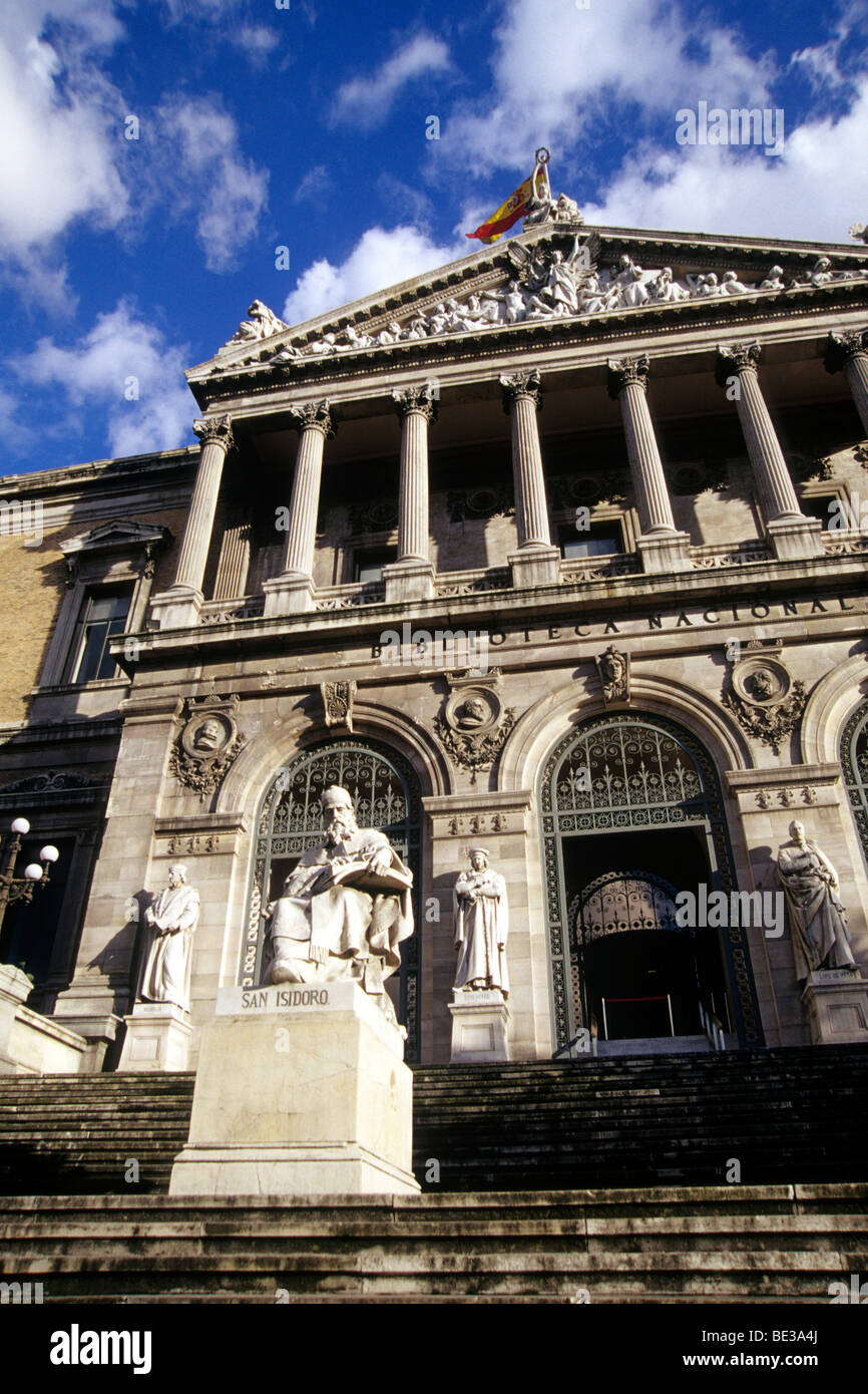 Escultura de San Isidoro en la entrada de la neo-clásica de la Biblioteca Nacional, la Biblioteca Nacional, también un museo, el Museo del L Foto de stock