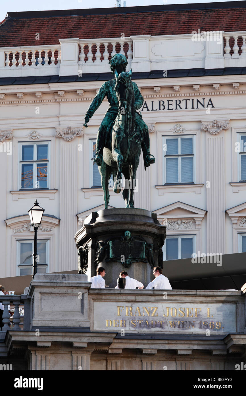 La estatua ecuestre del archiduque Albrecht Albrechtsrampe rampa enfrente del museo Albertina de Viena, Austria, Europa Foto de stock