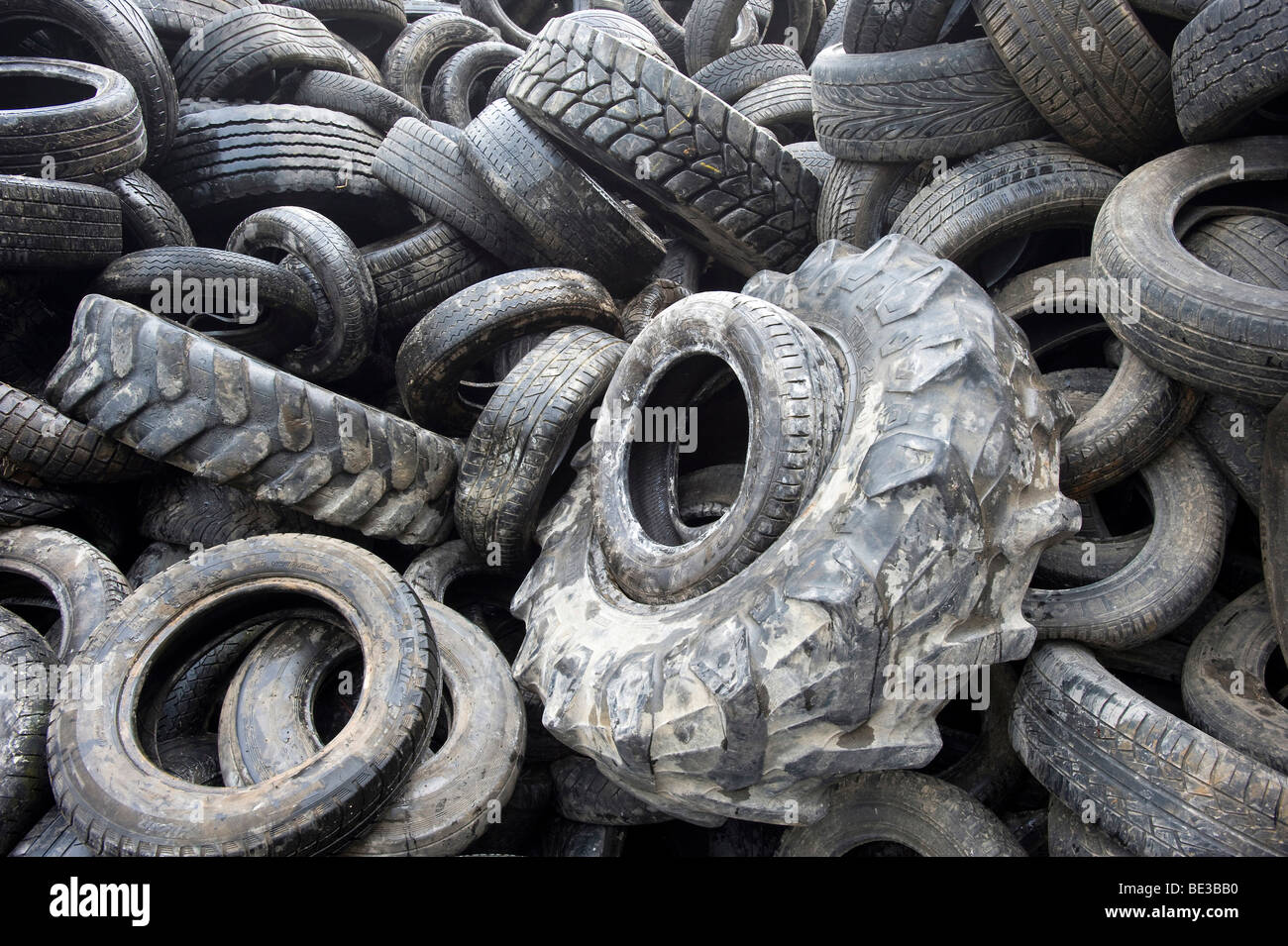 Neumáticos viejos siendo desmenuzadas, combustible sustituto para la producción de cemento, Rohrendorf cementeras, Baviera, Alemania Foto de stock