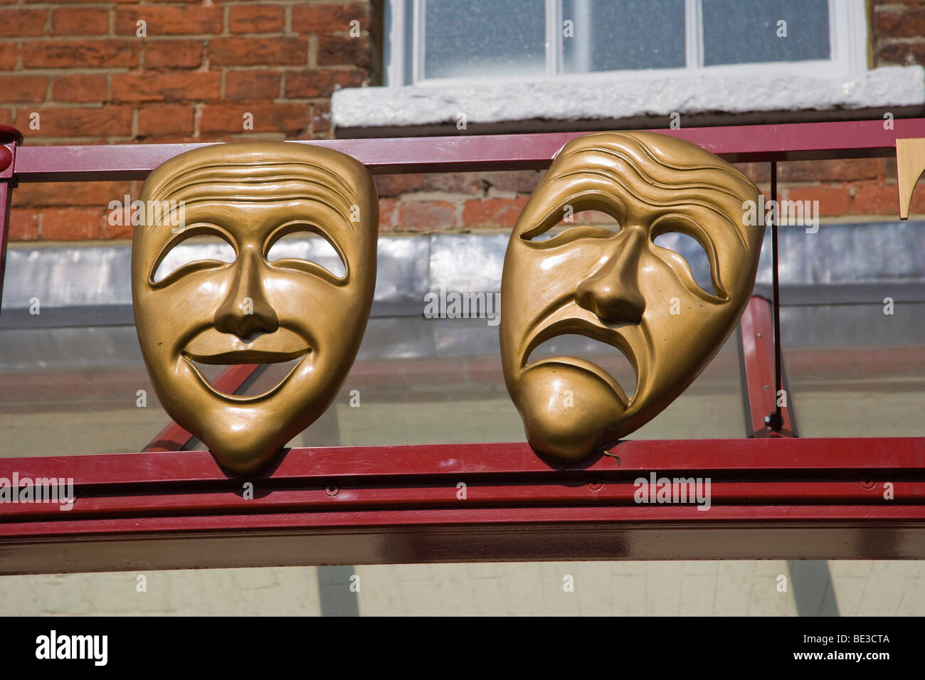 Máscaras de comedia y tragedia musas en la fachada de Kenton Theatre en la calle Nueva, en Henley-on-Thames, Oxfordshire, Inglaterra, Estados Foto de stock