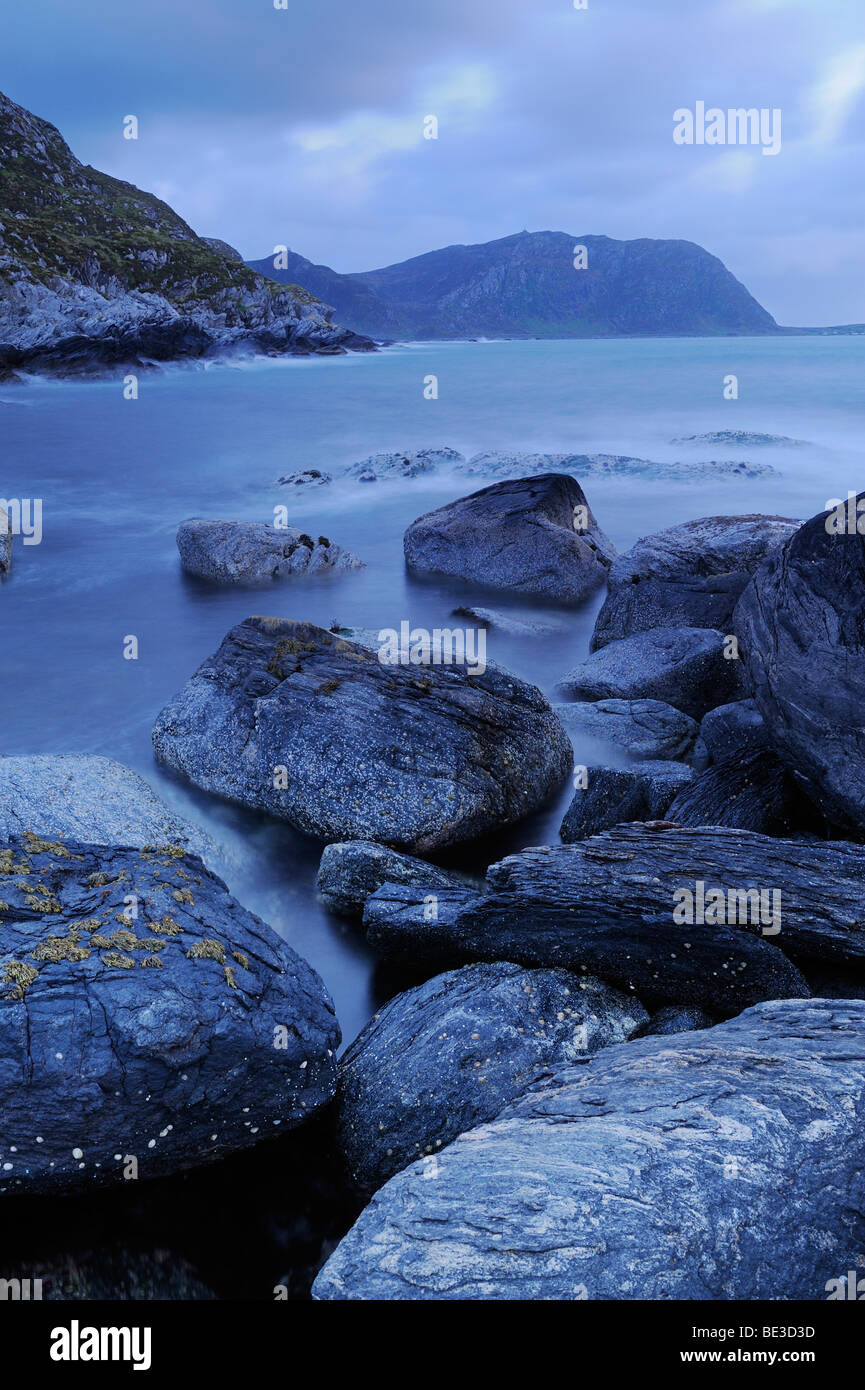 El paisaje costero al anochecer, Runde Island, Noruega, Escandinavia, Europa Foto de stock
