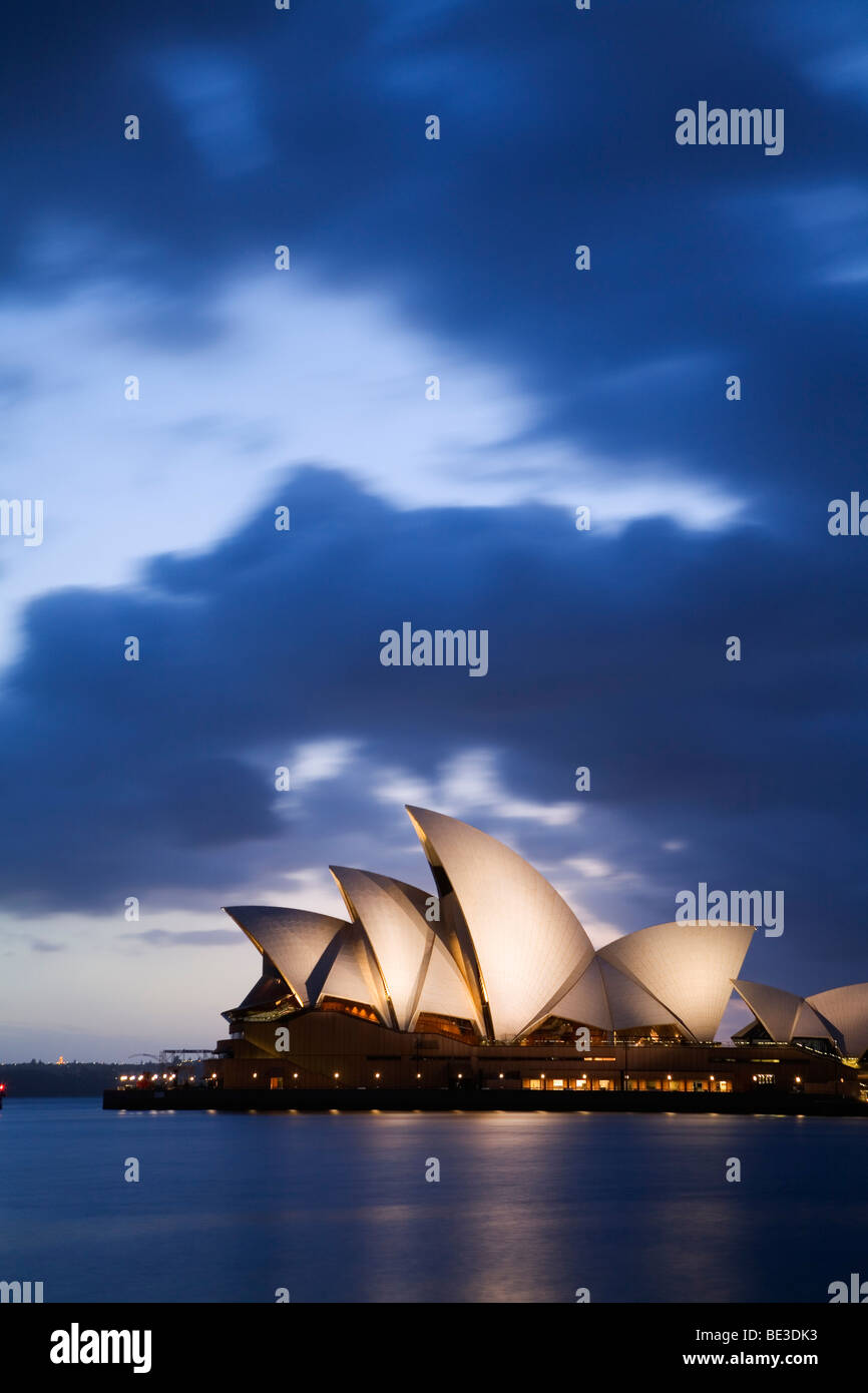 El Sydney Opera House en el crepúsculo. Sydney, New South Wales, Australia Foto de stock