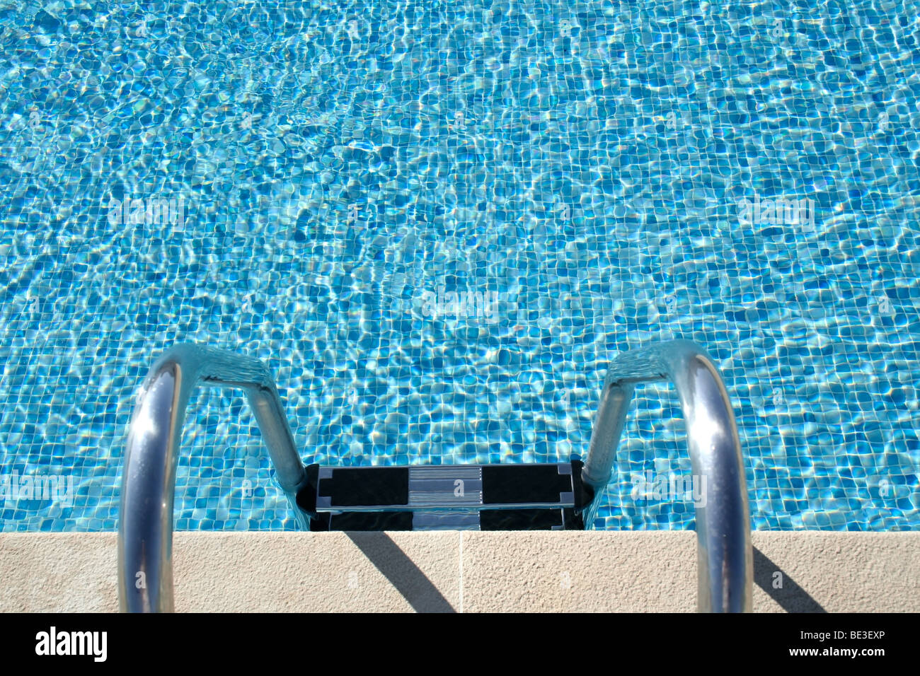 La piscina del hotel con reflejos soleados, ideal para el verano y vacaciones temas y fondos Foto de stock