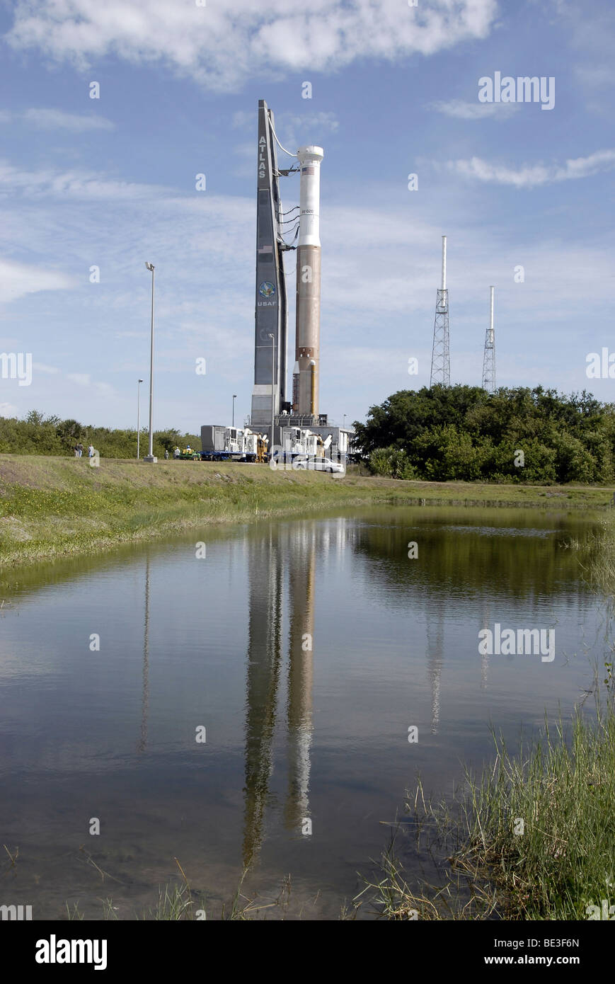 El Atlas V/Centaur llega al complejo de lanzamiento. Foto de stock