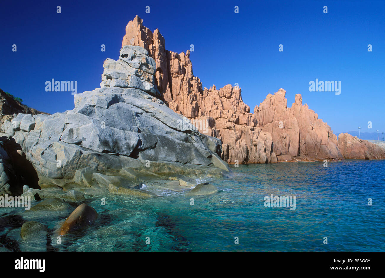 Formación rocosa, costa rocosa, piedras, rocas de pórfido rojo de Arbatax, Cerdeña, Italia, Europa Foto de stock