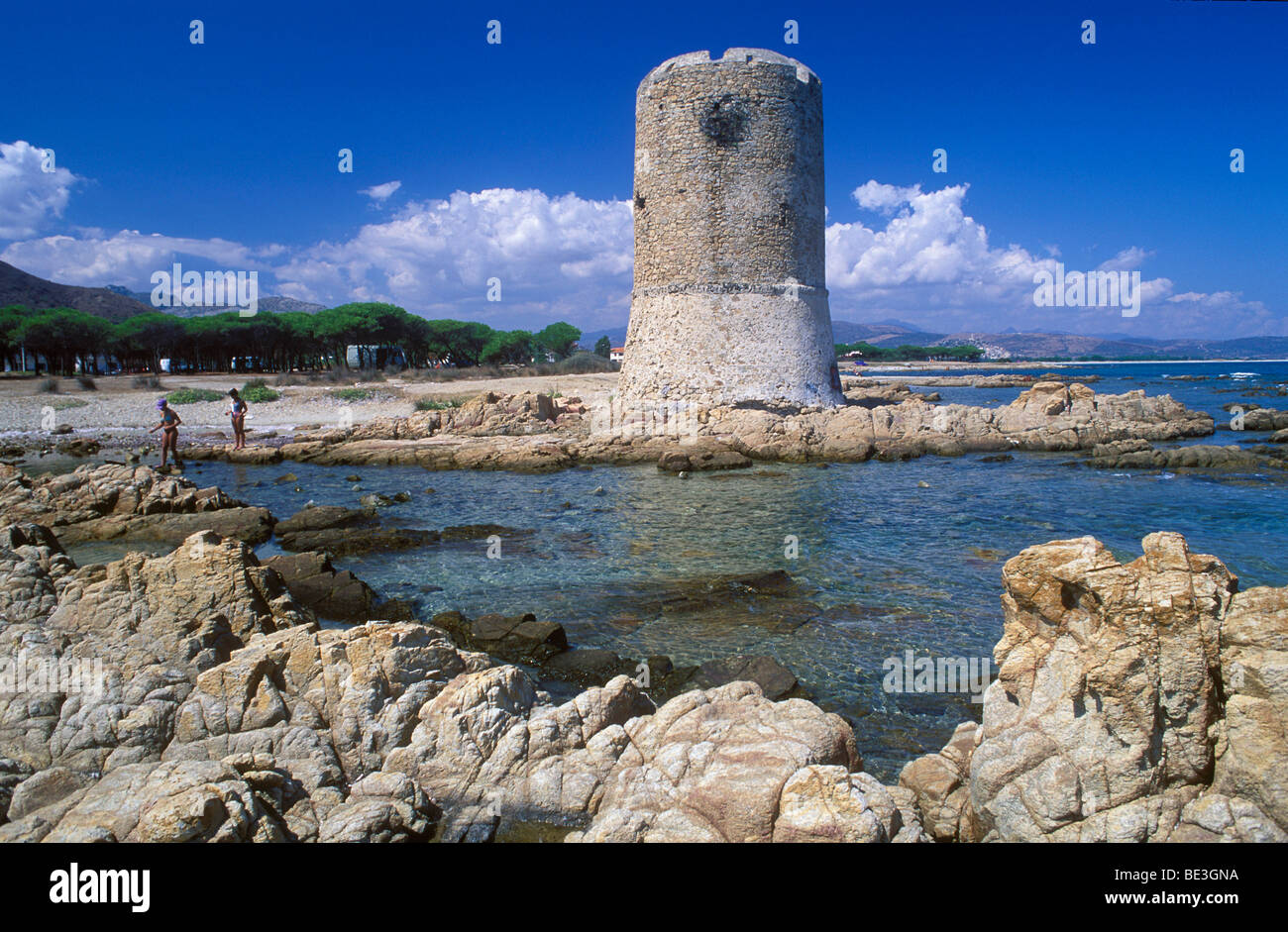 Torre sarracena en la playa de La Caleta, Cerdeña, Italia, Europa Foto de stock