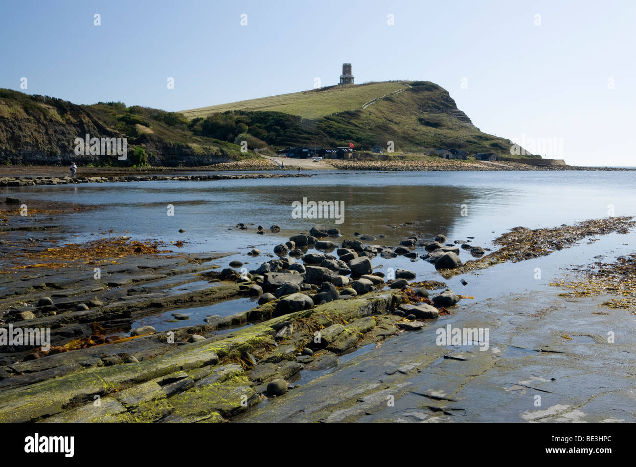 La Bahía de Kimmeridge y Clavell's Tower en la costa de Dorset al sur de Inglaterra, Reino Unido. Foto de stock