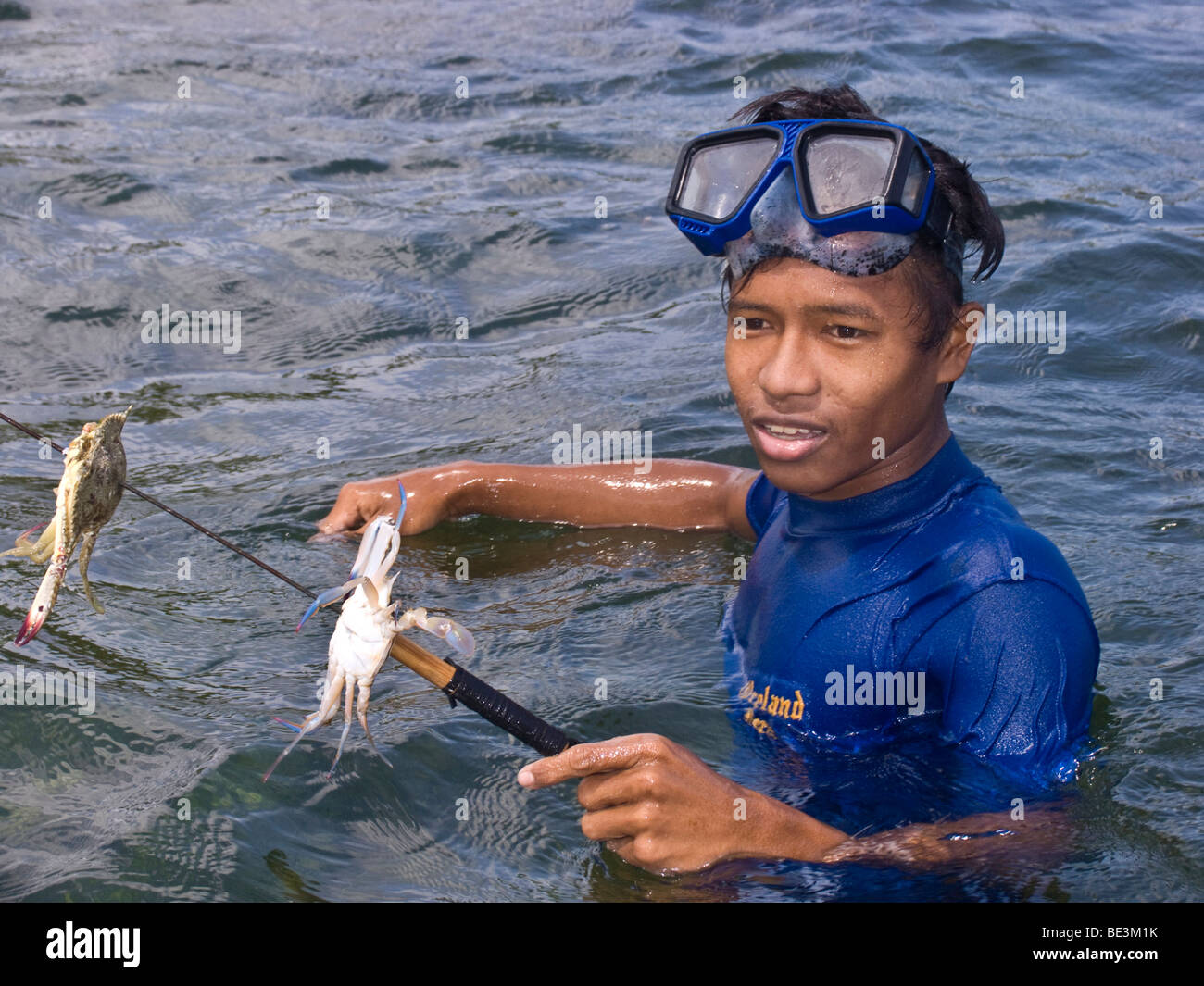 Los jóvenes filipinos captura de cangrejo con una lanza, Filipinas, Asia Foto de stock