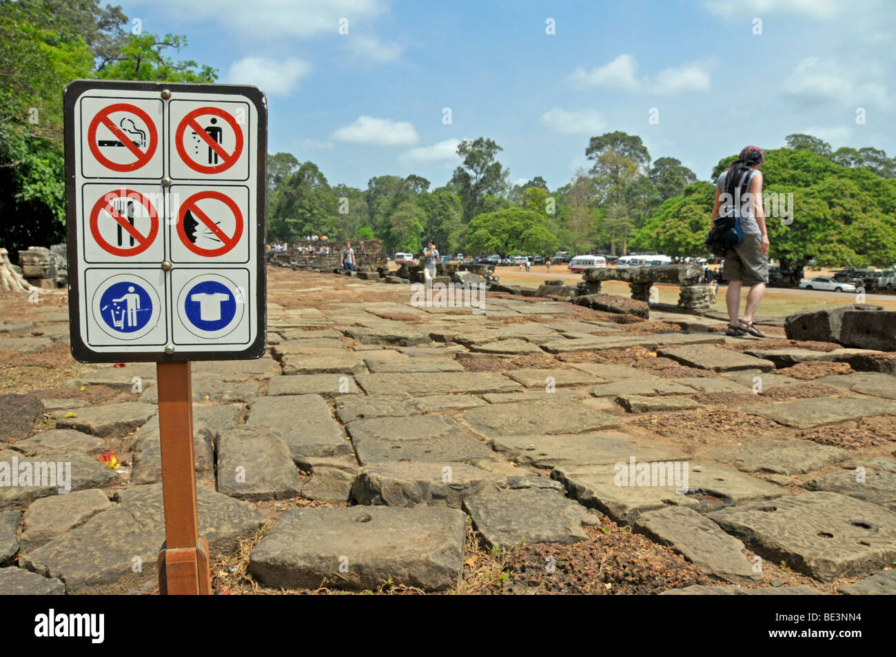 Signos, prohibiciones y reglamentos, la Terraza de los elefantes, Angkor, en Camboya, Asia Foto de stock