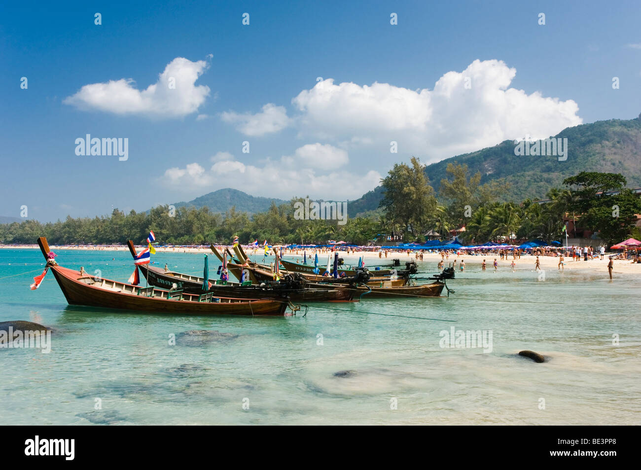 Bote de cola larga en Kata Beach, Phuket, Mar de Andaman, Tailandia, Asia Foto de stock