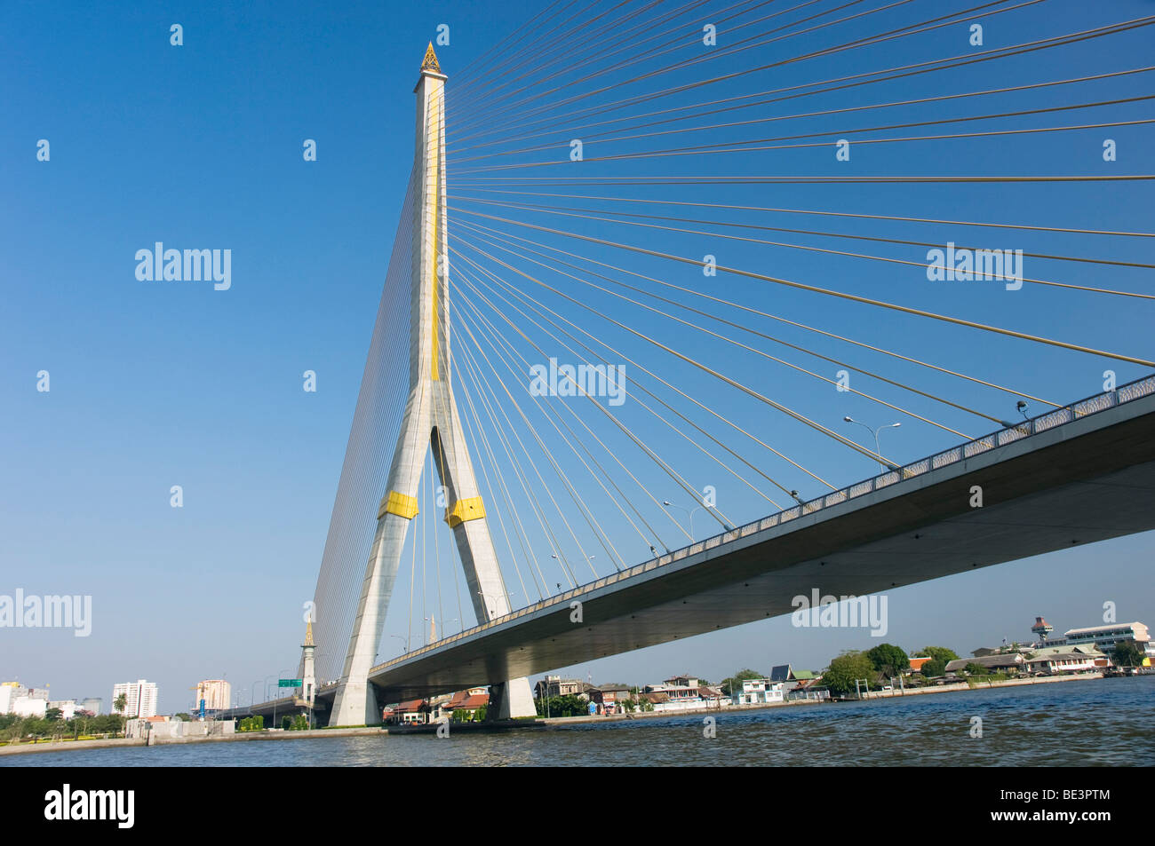 Phra Pinklao Suspension Bridge, el río Chao Phraya, Bangkok, Tailandia, Asia Foto de stock