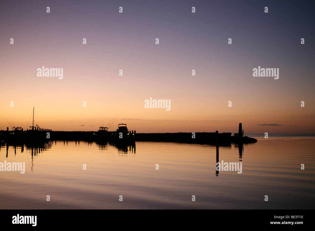 Hermoso cielo crepuscular sobre la bahía de Florida Foto de stock