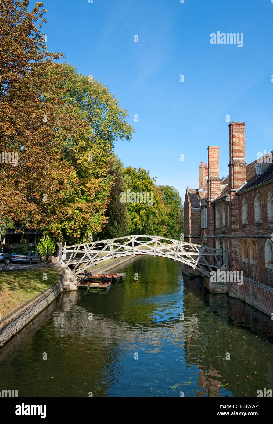 El Río Cam fluye en el centro de Cambridge, Inglaterra. Foto de stock