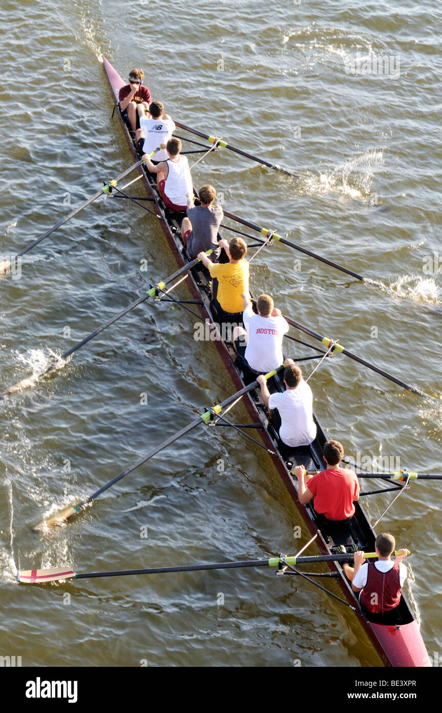 8 hombre team sculling sobre un río de Boston Foto de stock
