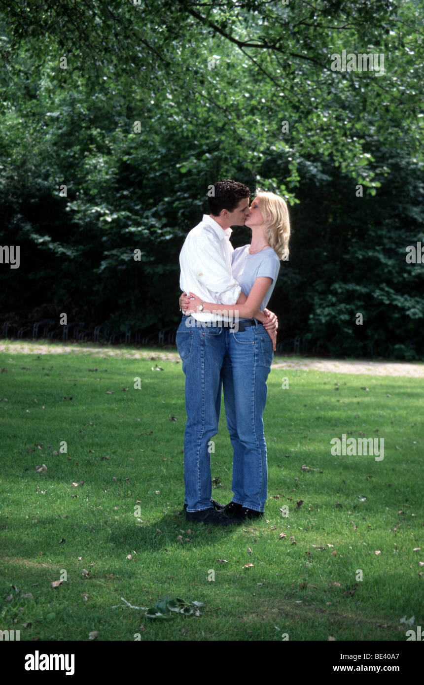 La mujer y el hombre joven pareja en amor y besos Foto de stock