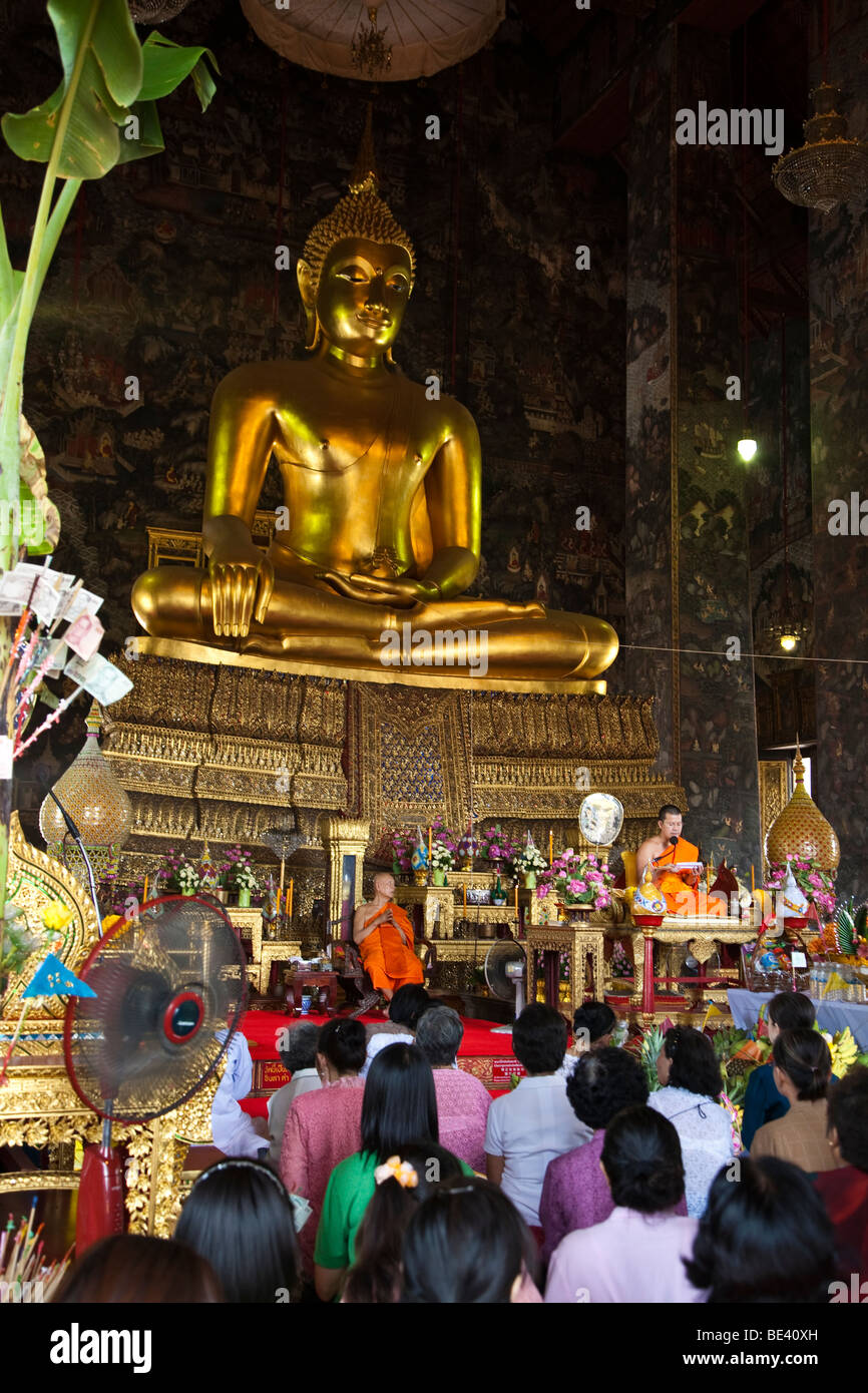 Buda de Wat Suthat Thepwararam, normalmente llamado Wat Suthat por los residentes de Bangkok Foto de stock