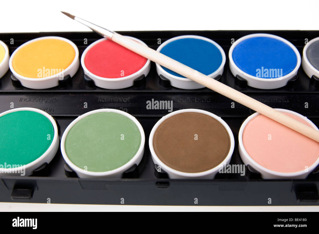 Una paleta de pinturas en polvo soluble en agua con un fino pincel de arte  Fotografía de stock - Alamy