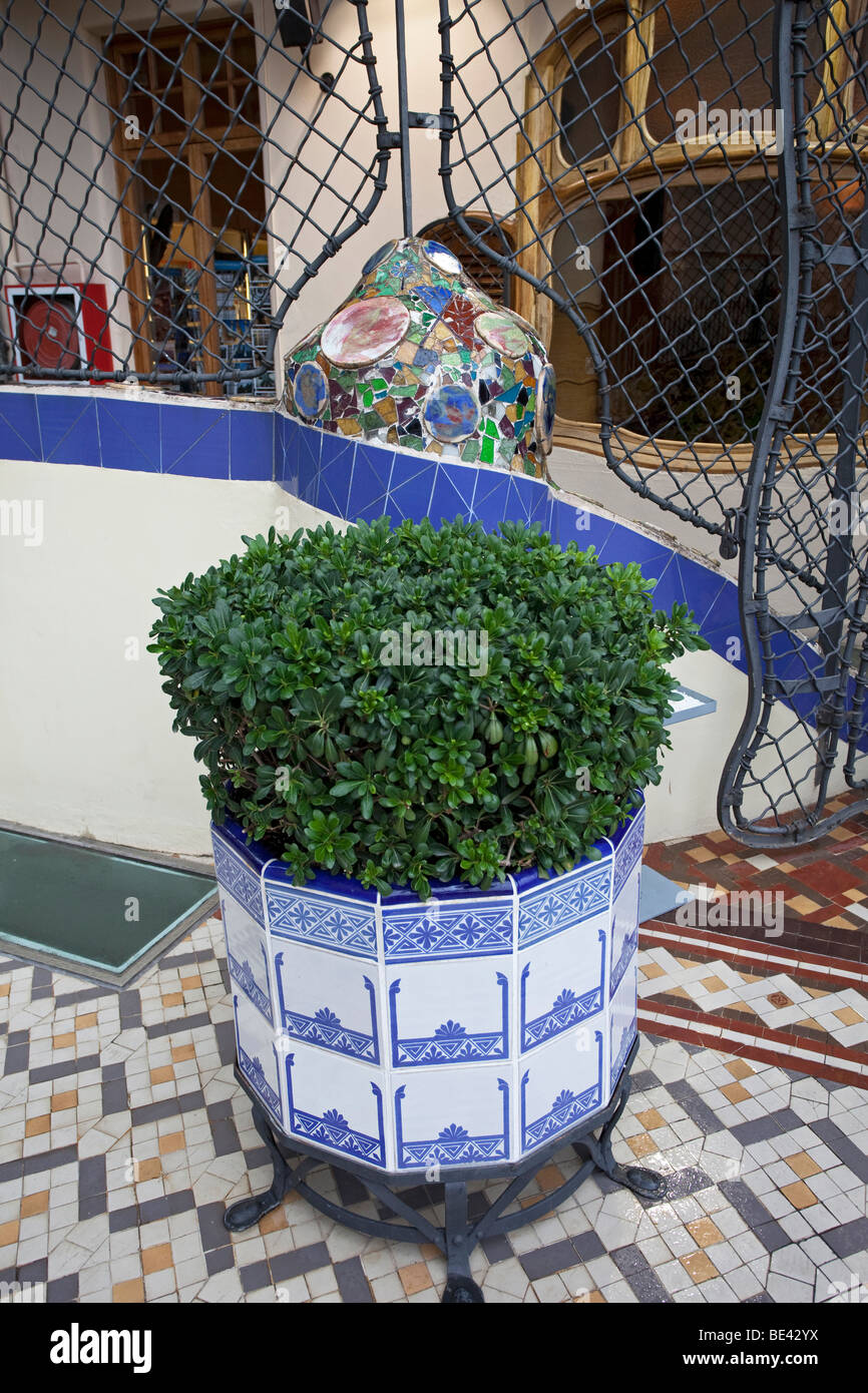 Casa Batlló Gaudi Barcelona patio y maceta Fotografía de stock - Alamy