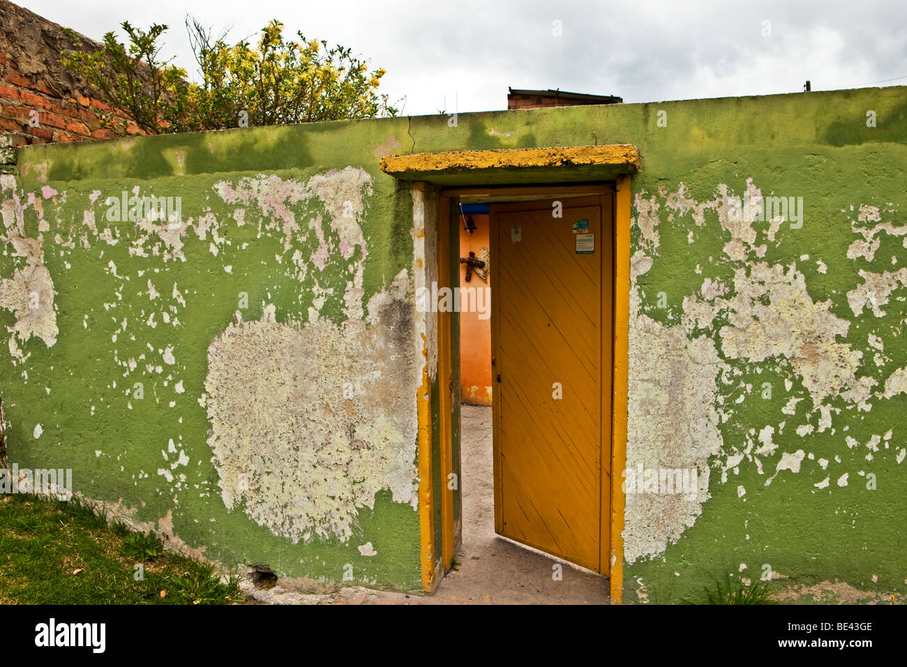 Entrada de la casa con la Cruz, Bogotá, Colombia Foto de stock