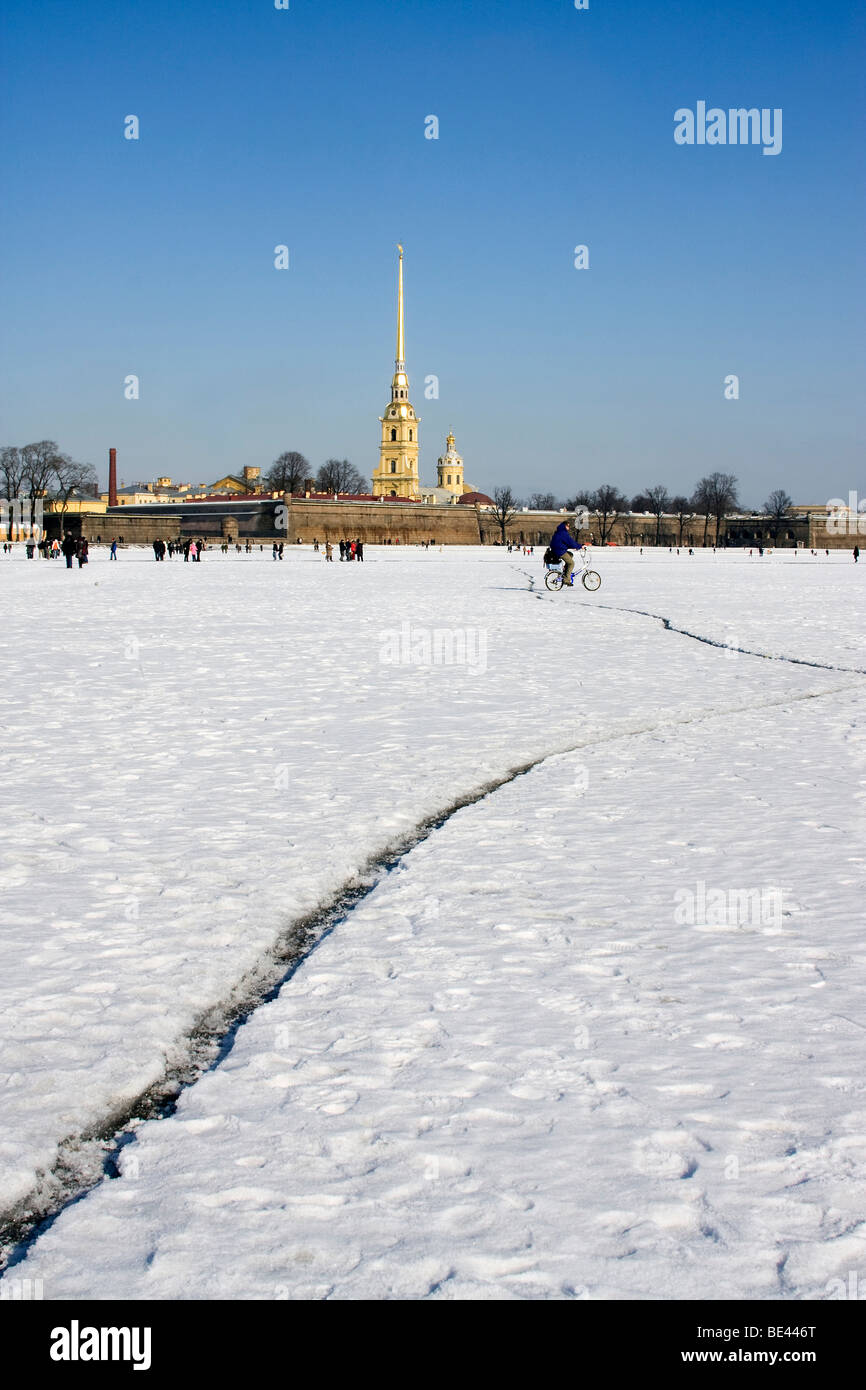 Río Neva congelado en invierno, en San Petersburgo, Rusia Foto de stock