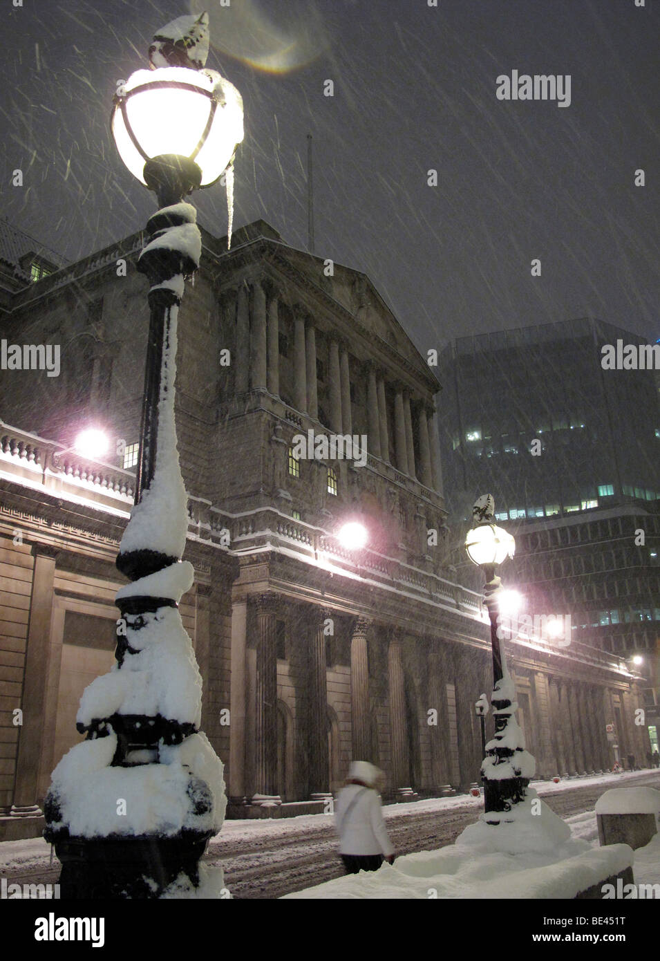 La nieve cubre el suelo fuera del Banco de Inglaterra Threadneadle Street en el centro de Londres Foto de stock