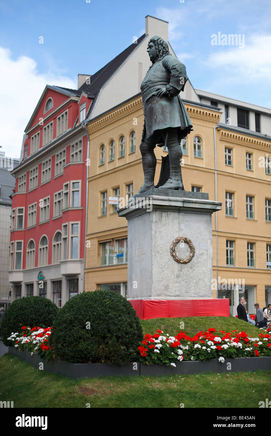 Monumento de George Frideric Handel (1685 1759) en mercado en Halle (Alemania), su lugar de nacimiento Foto de stock