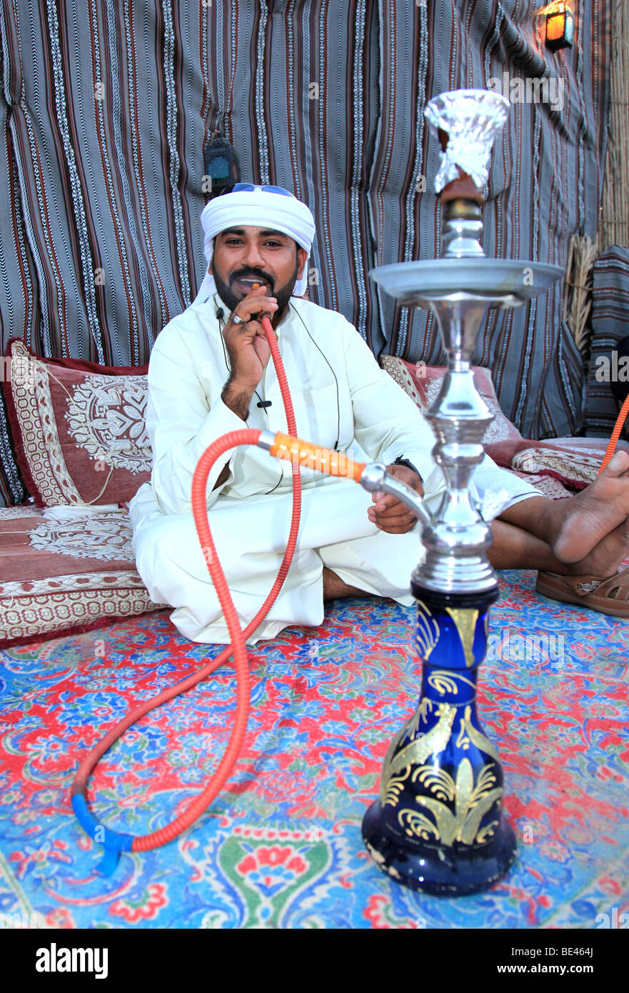 Fumar shisha tubo árabe Fotografía de stock Alamy