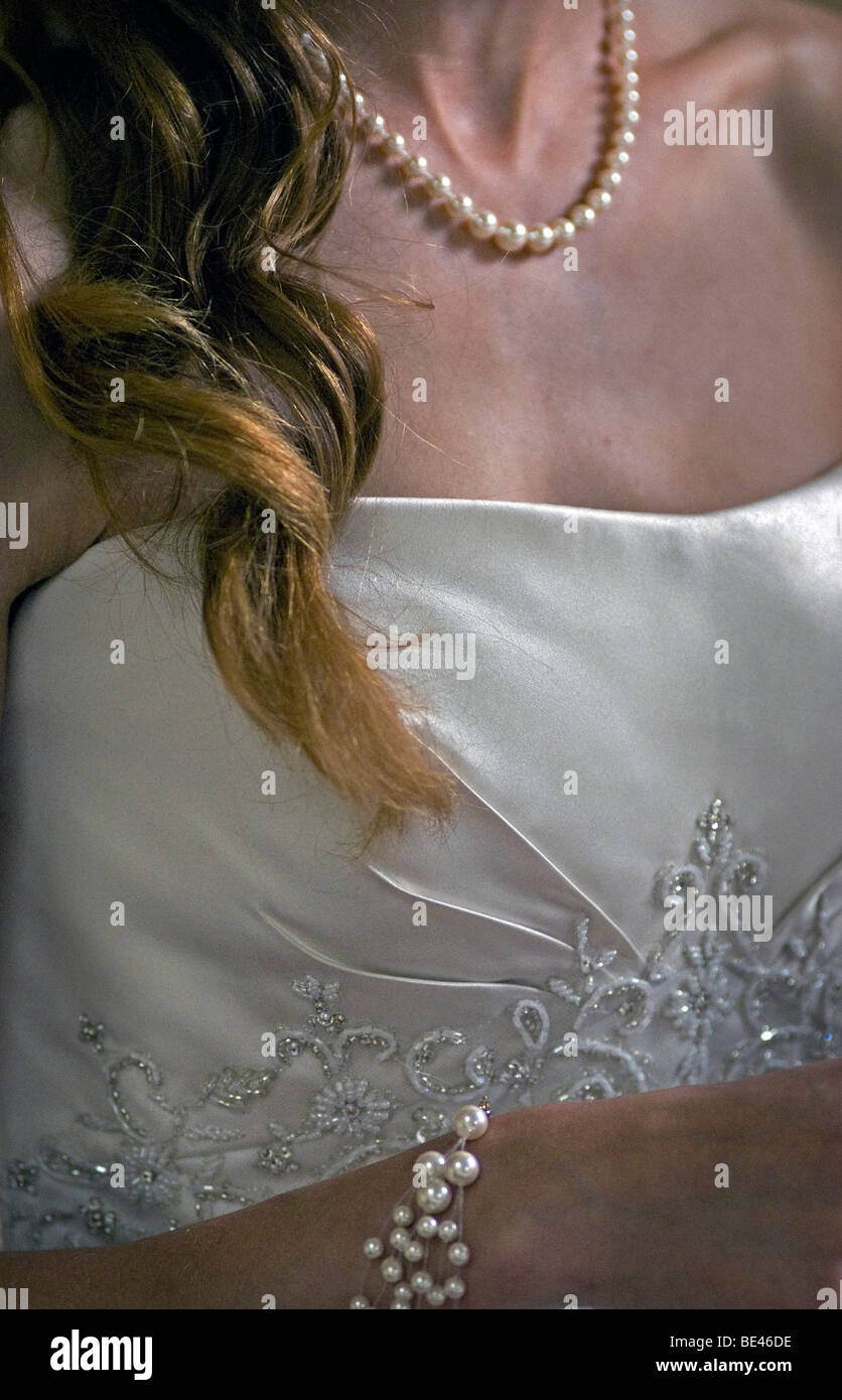 Las mujeres jóvenes en blanco o boda vestido con perlas cuello redondo y la muñeca Fotografía de stock - Alamy Las mujeres jóvenes en blanco o boda vestido con perlas cuello redondo y la muñeca Fotografía de stock - Alamy