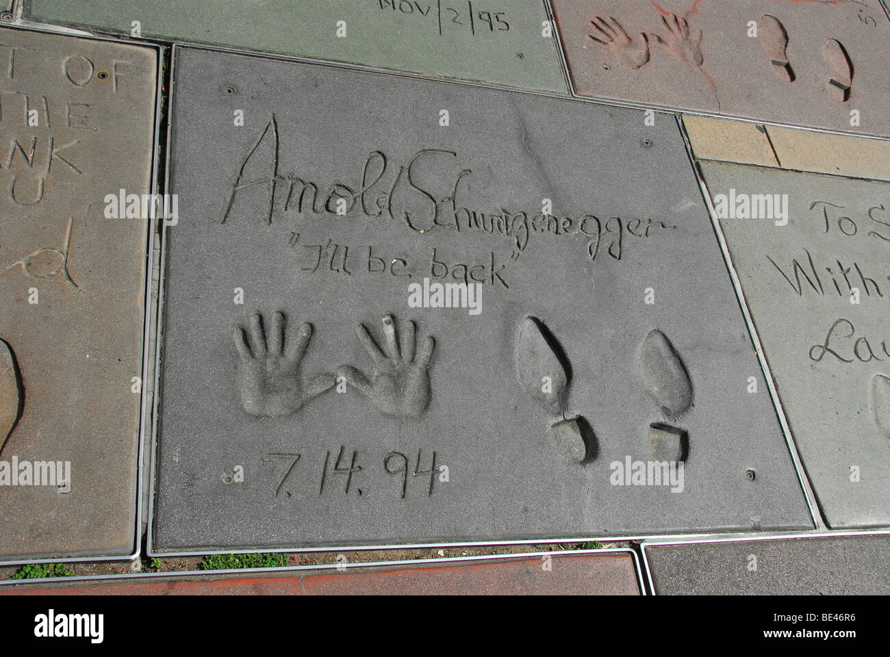 Mano- y huellas de Arnold Schwarzenegger en frente del Grauman's Chinese Theatre, Los Angeles, California, Estados Unidos, América del Norte Foto de stock