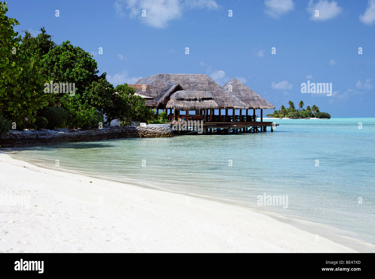 Playa, palmeras, restaurante, laguna, mar, Maldivas, Rihiveli Island, South Male Atoll, Maldivas, isla del archipiélago indio, o Foto de stock