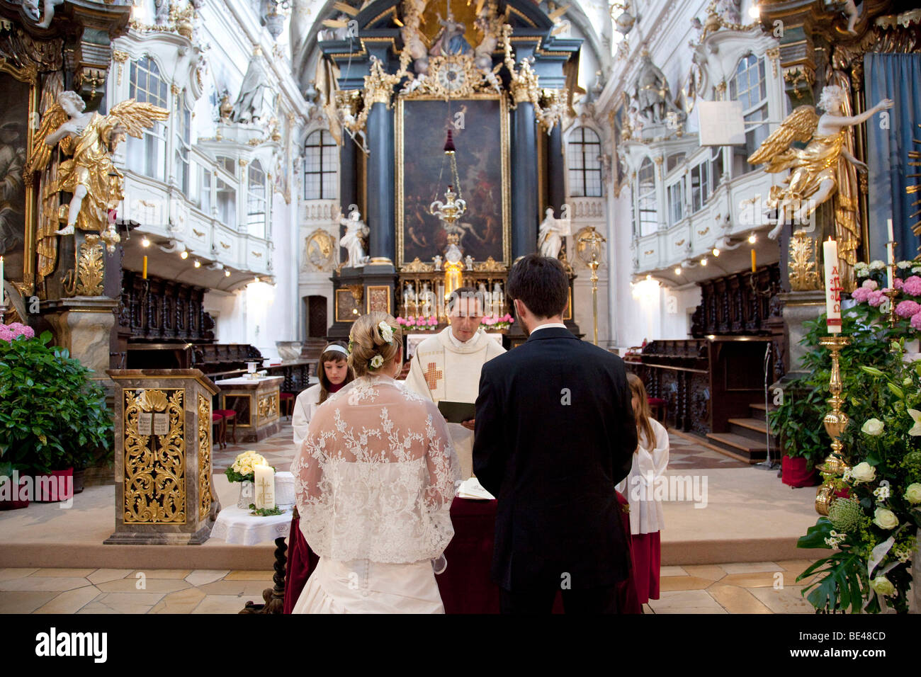 La novia y el novio en su boda en la Basílica de San Emeran en Ratisbona, Baviera, Alemania, Europa Foto de stock