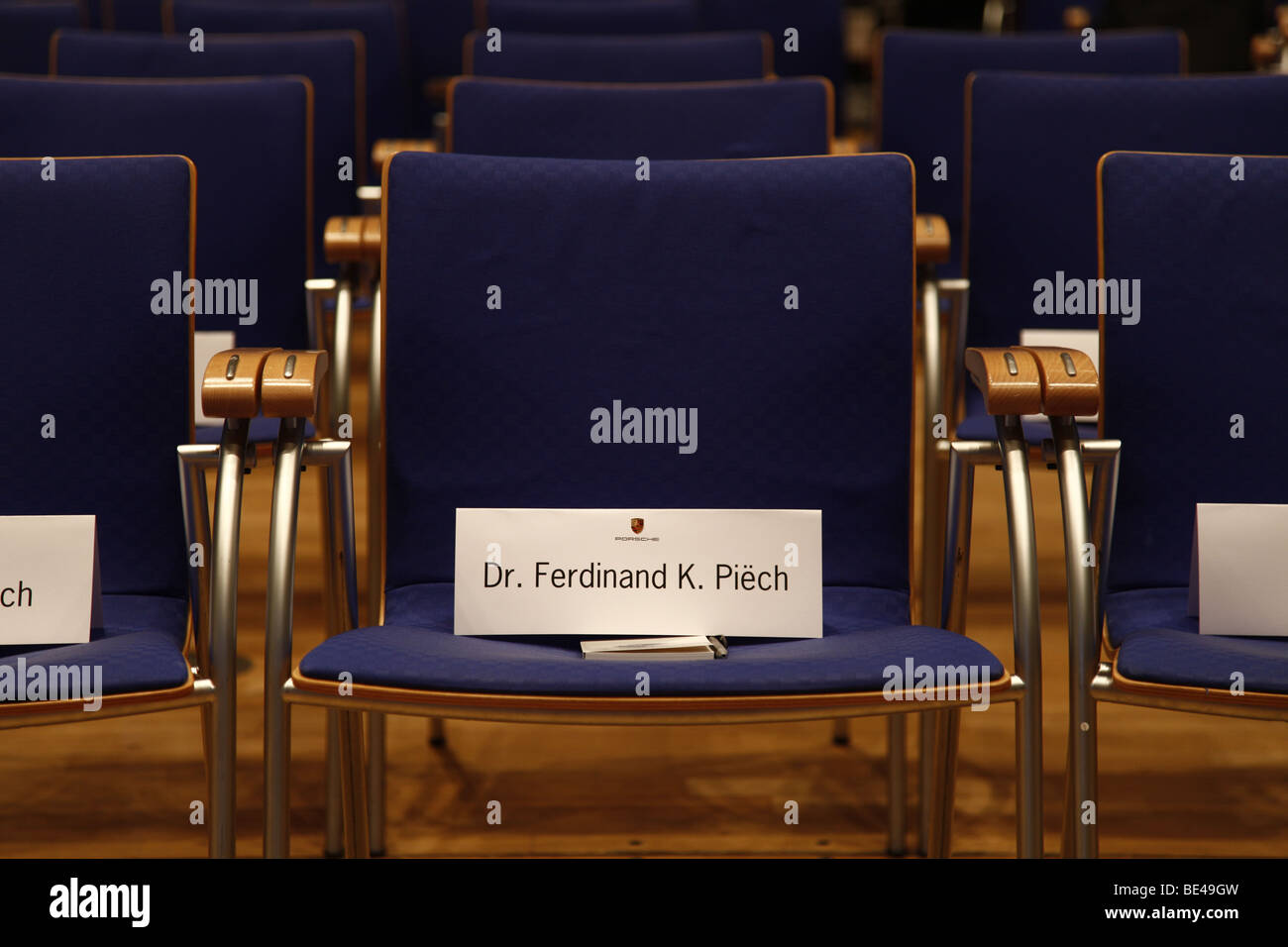 63Th International Motor Show (IAA): asiento vacío filas en una sala de conferencias con el nombre de Dr. Ferdinand Piech Foto de stock